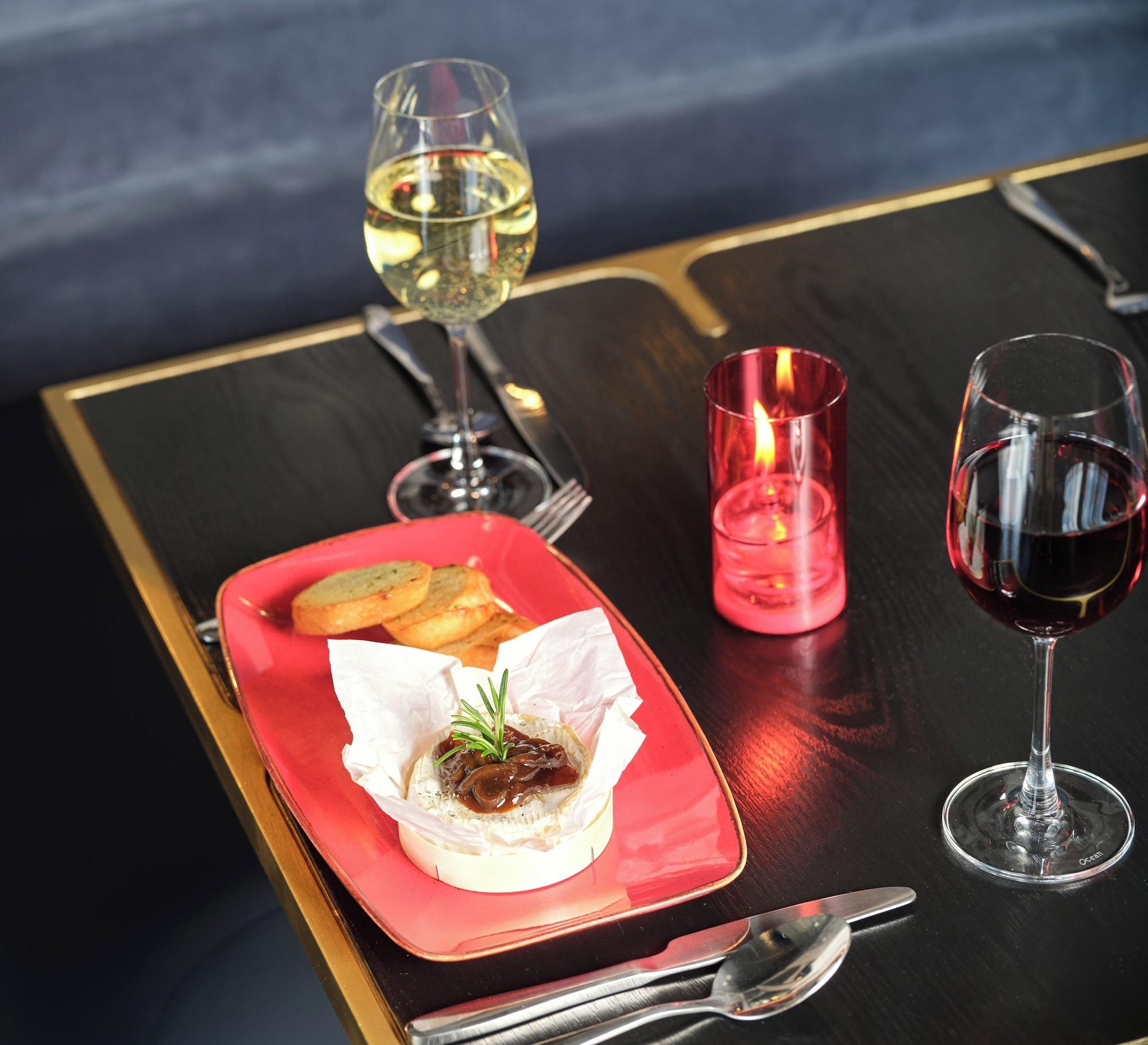 Bar/Salón Radisson RED London Gatwick Airport