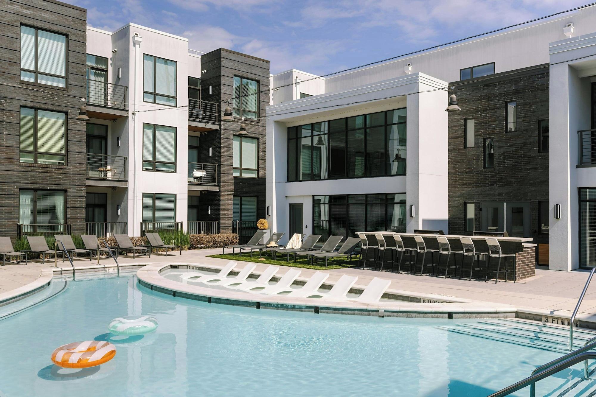 Vista Piscina Sonder by Marriott Bonvoy Village 21 Apartments Hillsboro Village