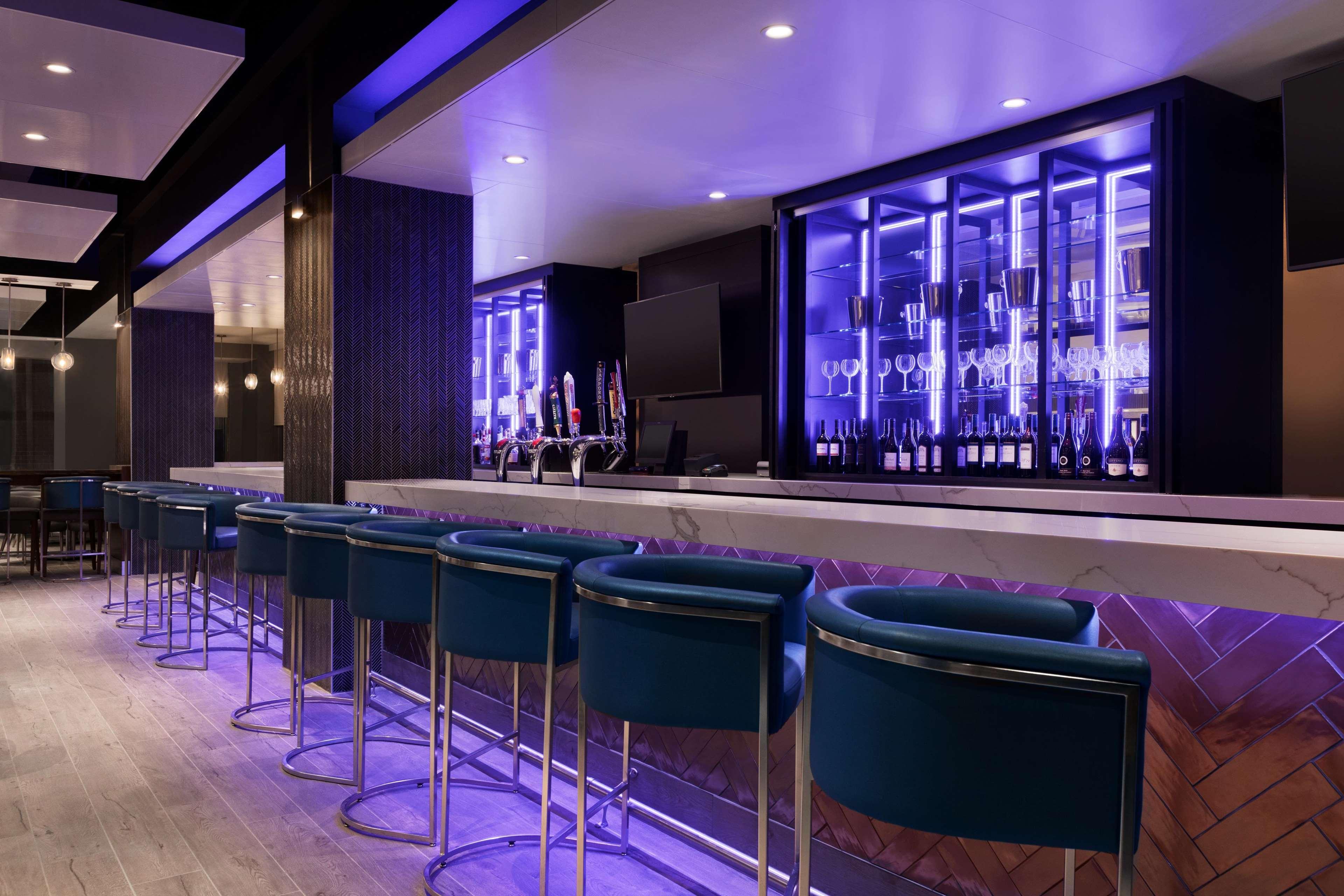 Bar/Salón Embassy Suites by Hilton Toronto Airport