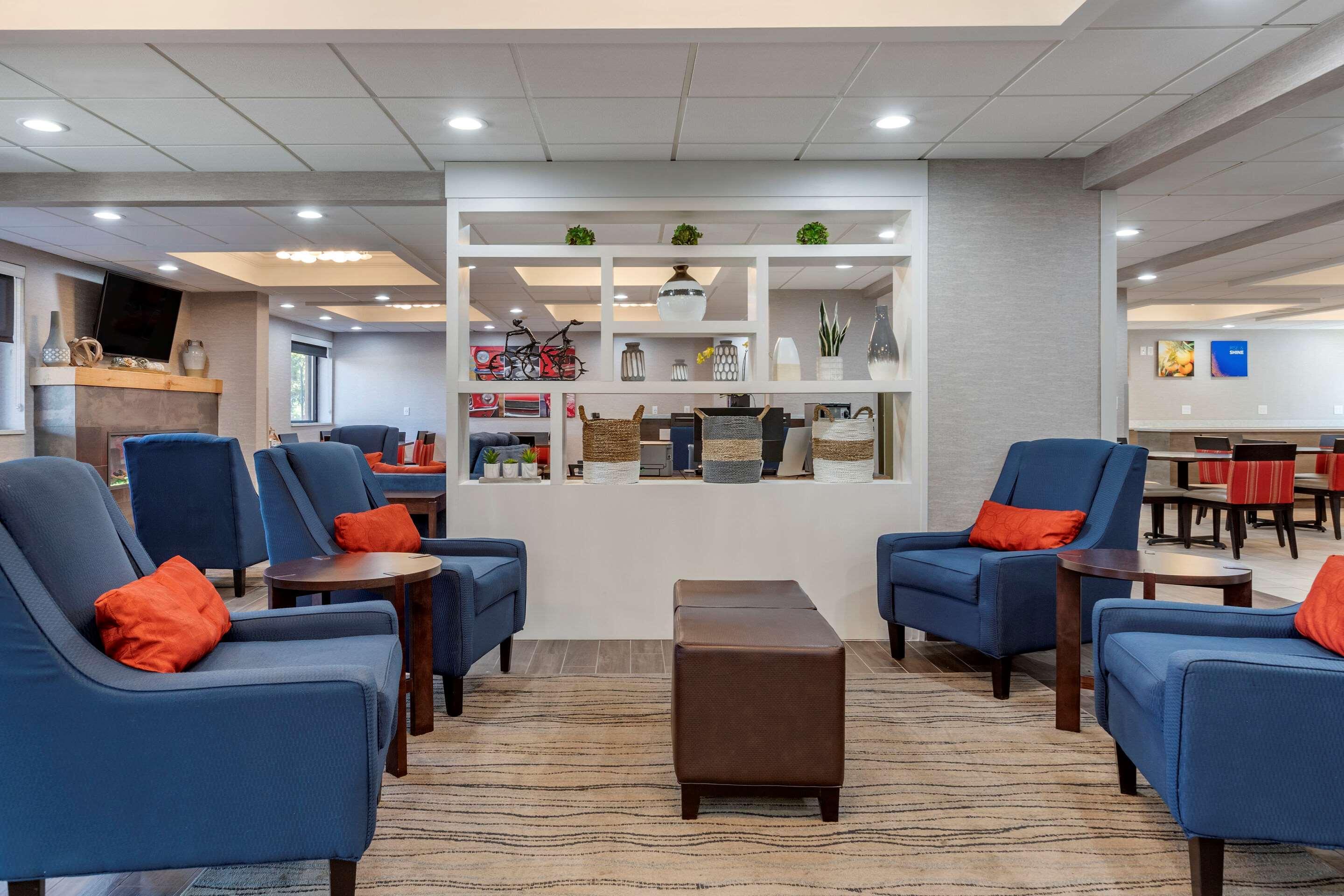 Vista Lobby Comfort Inn Near Greenfield Village