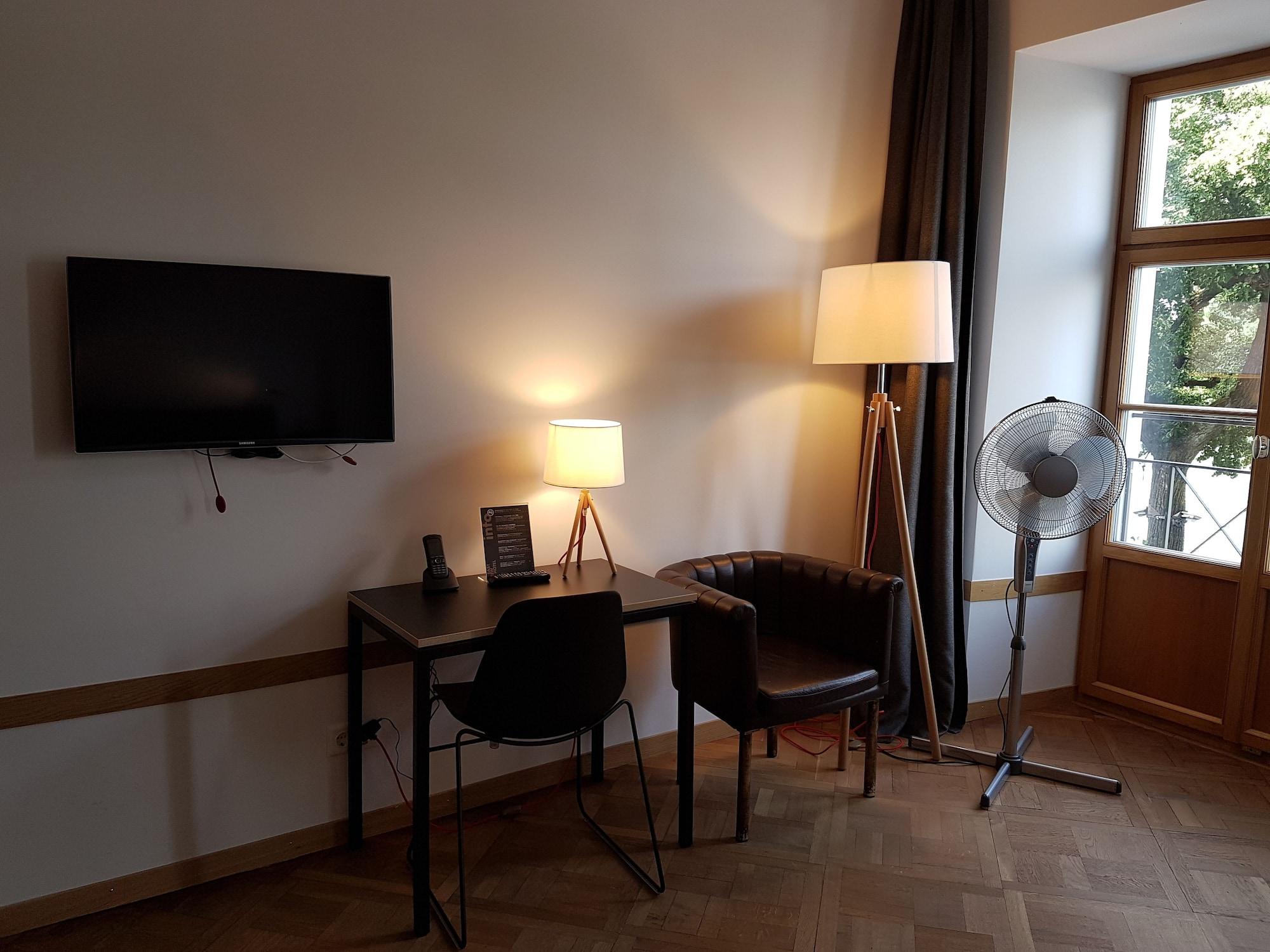 Set de Habitación East-West Riverside Hotel