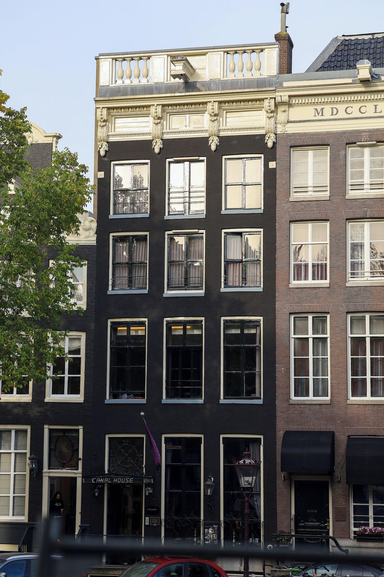 Vista Exterior Canal House