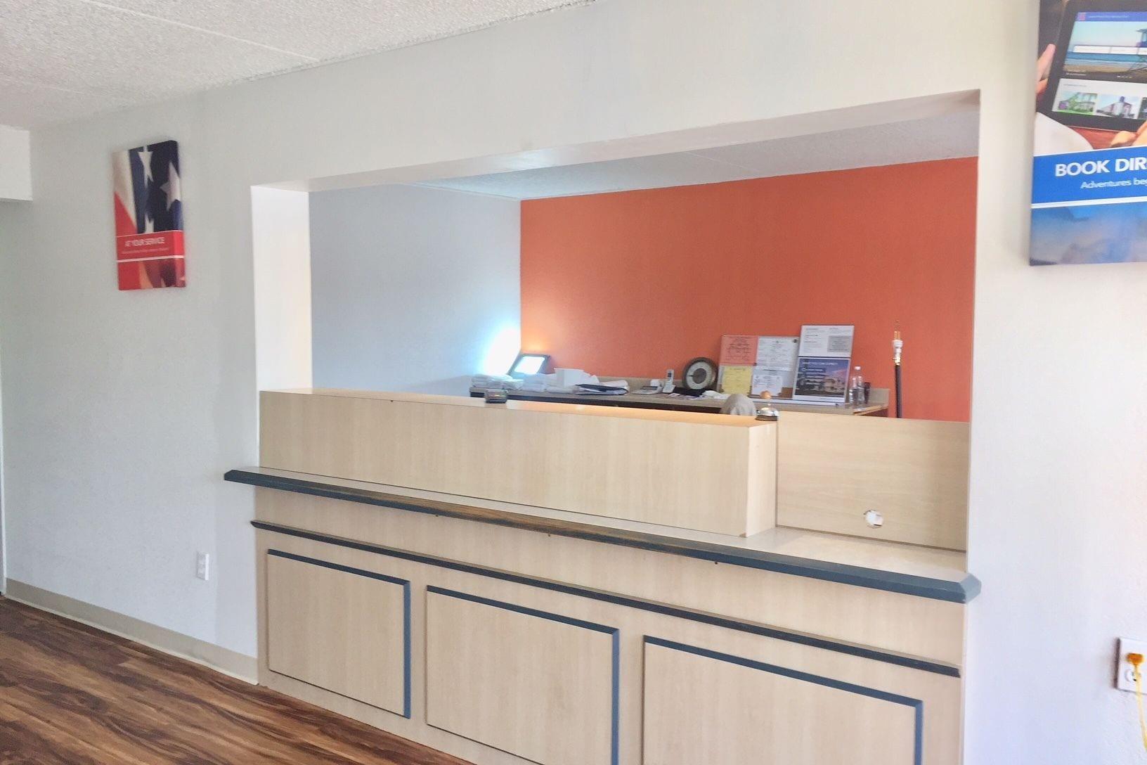 Vista Lobby Red Carpet Inn