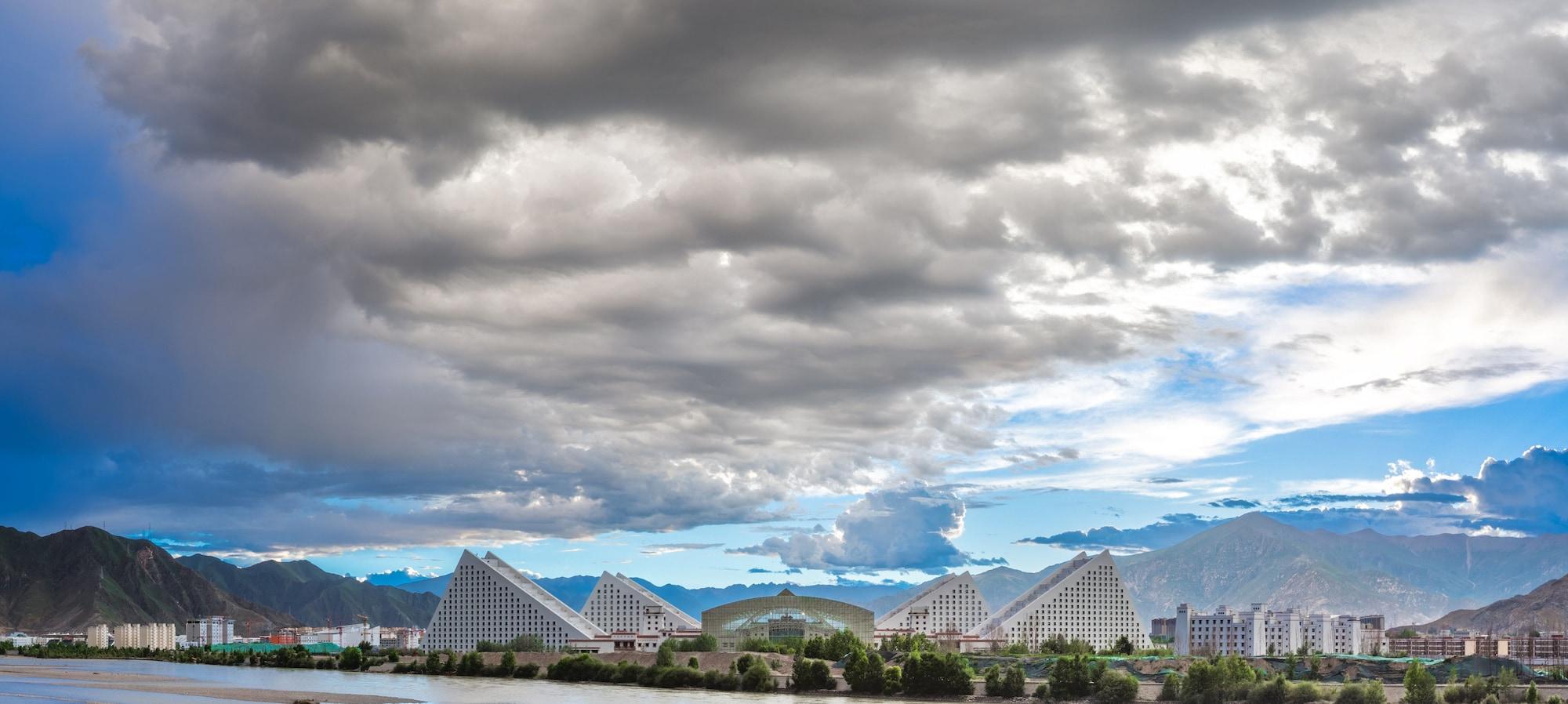 Vista Exterior Intercontinental Resort Lhasa Paradise by IHG