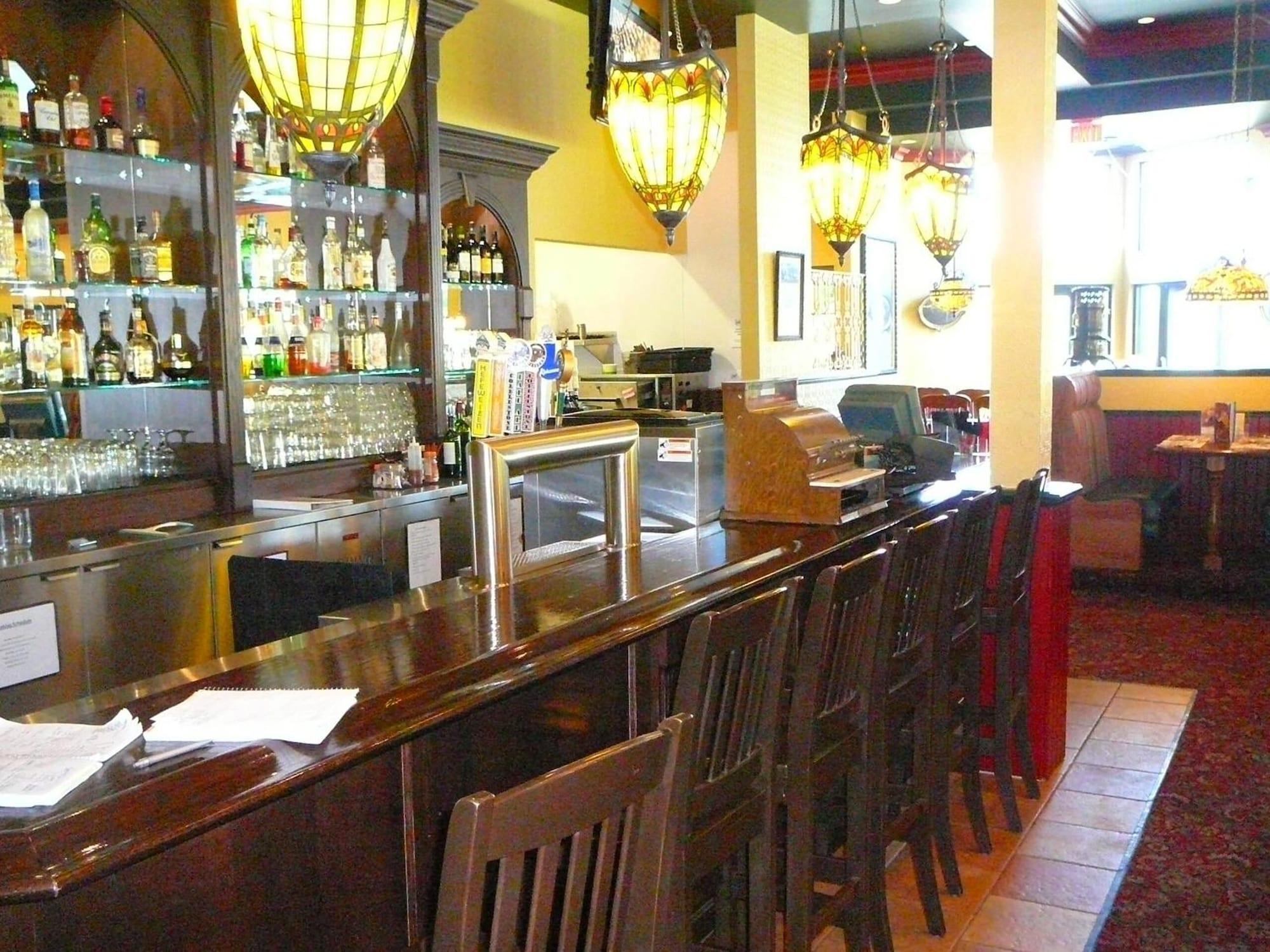 Bar/Salón Coast Abbotsford Hotel & Suites