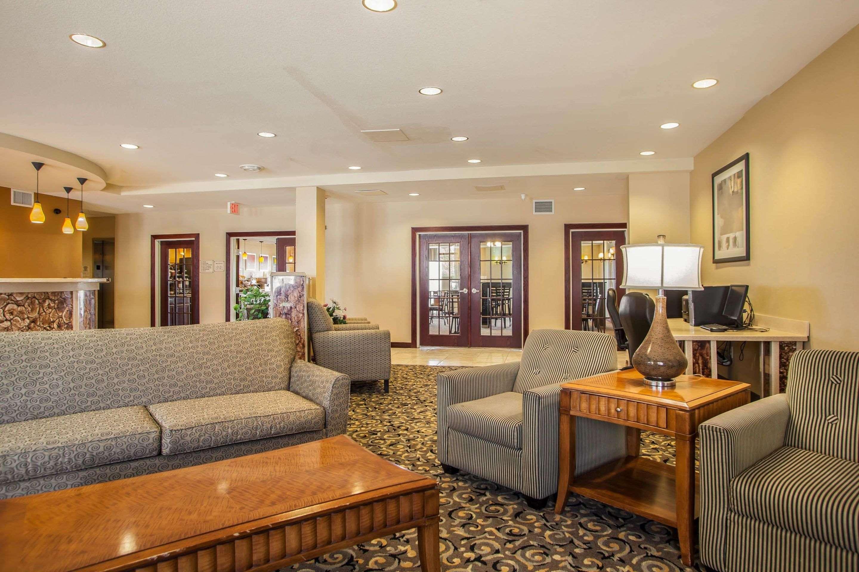 Vista Lobby Comfort Suites Bloomington I-55 and I-74