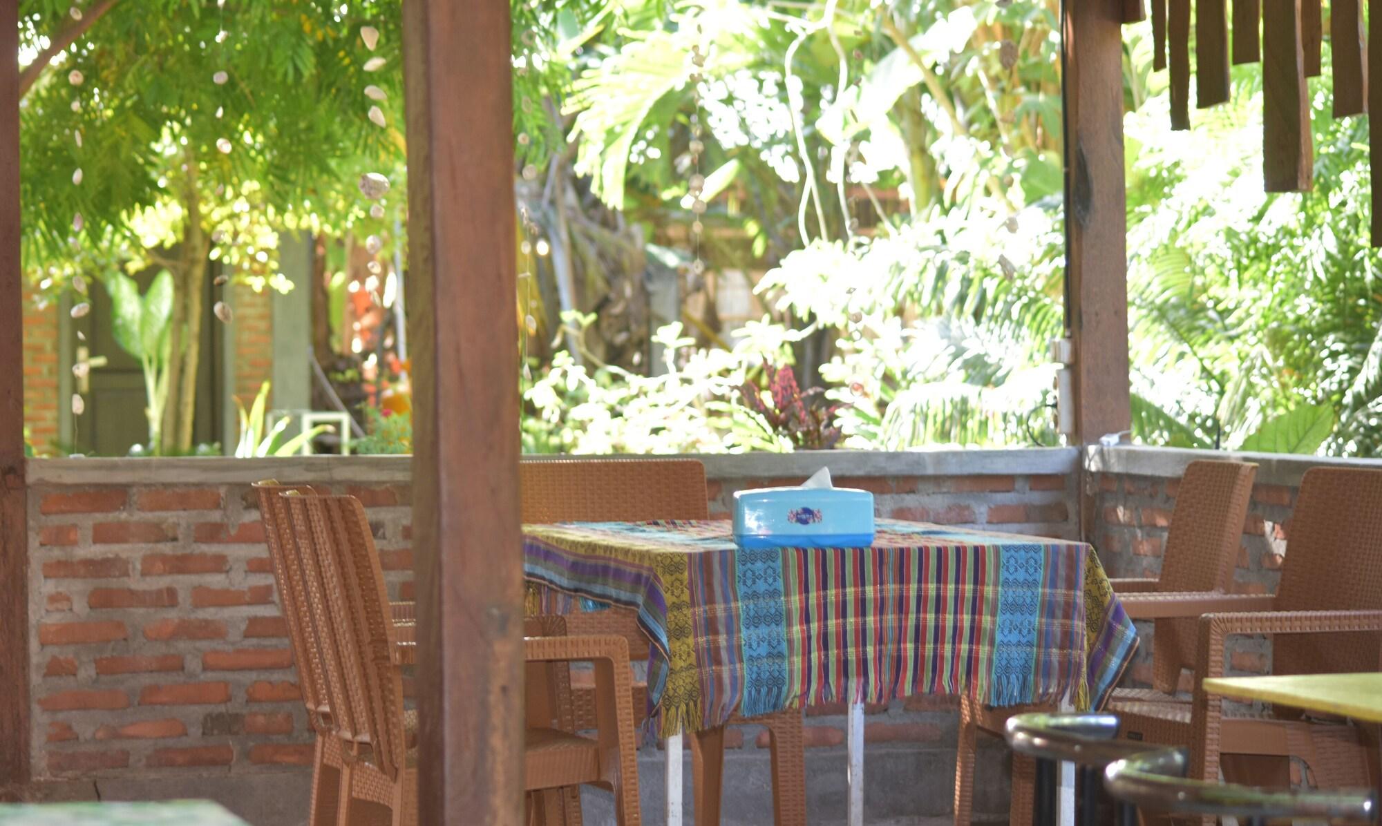 Restaurant Del Mar Home Stay and Cafe