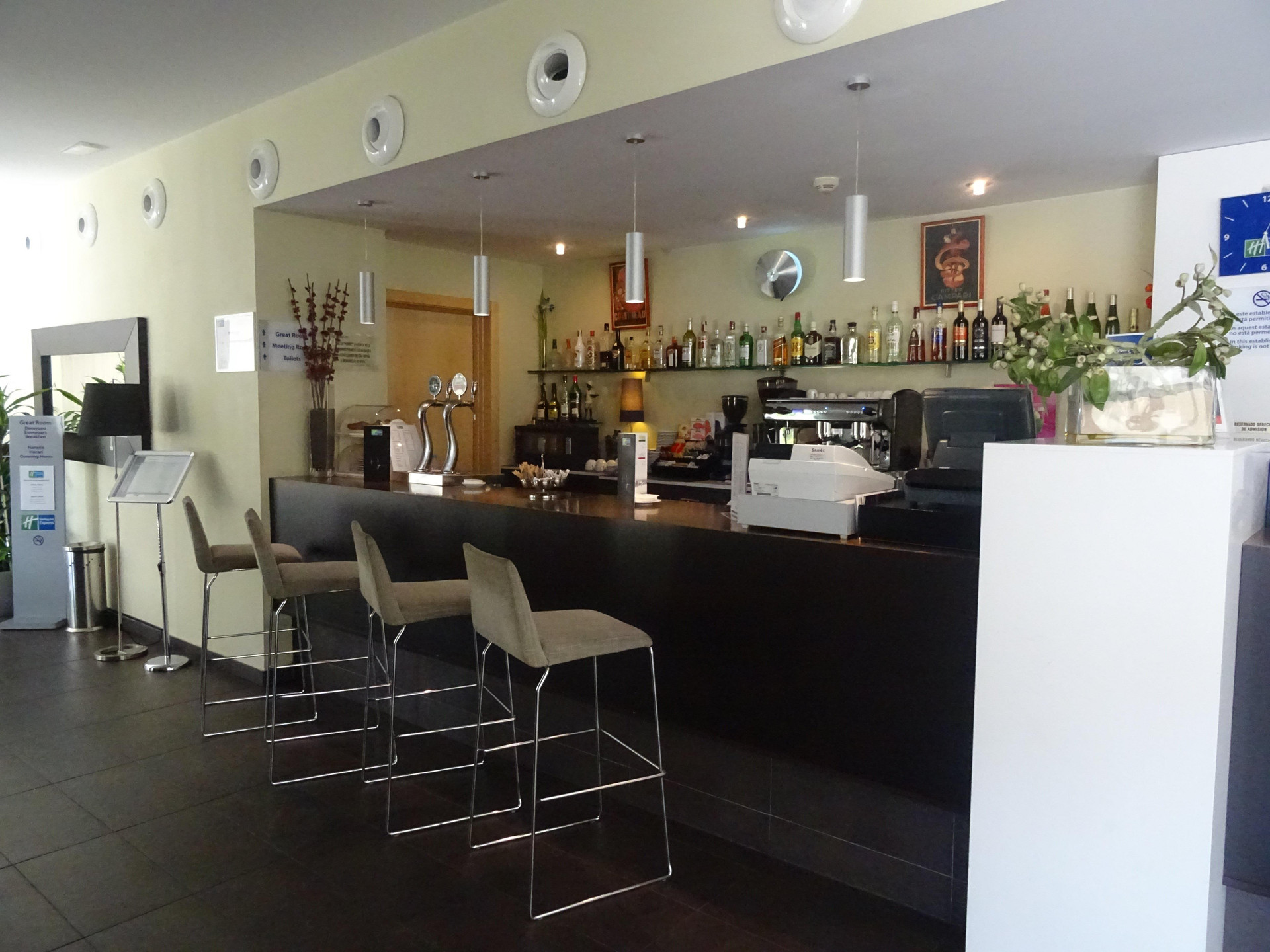 Bar/Salón Holiday Inn Express Barcelona - Sant Cugat by IHG