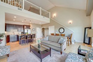 Alquiler Vacacional - Marina, Pool & Balcony: Modern Spring Lake Condo