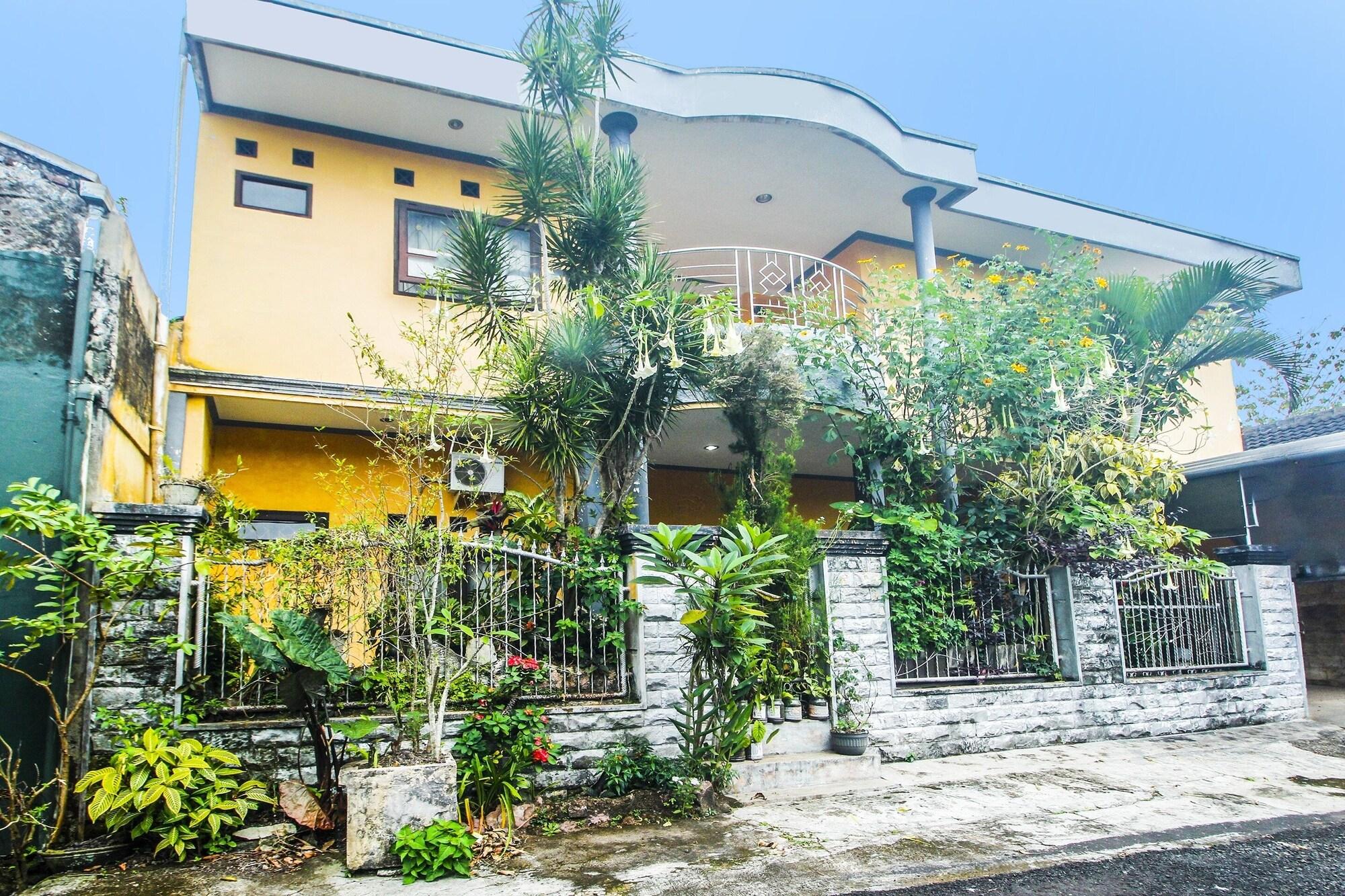 Varios SPOT ON 91620 Skypiea Guest House