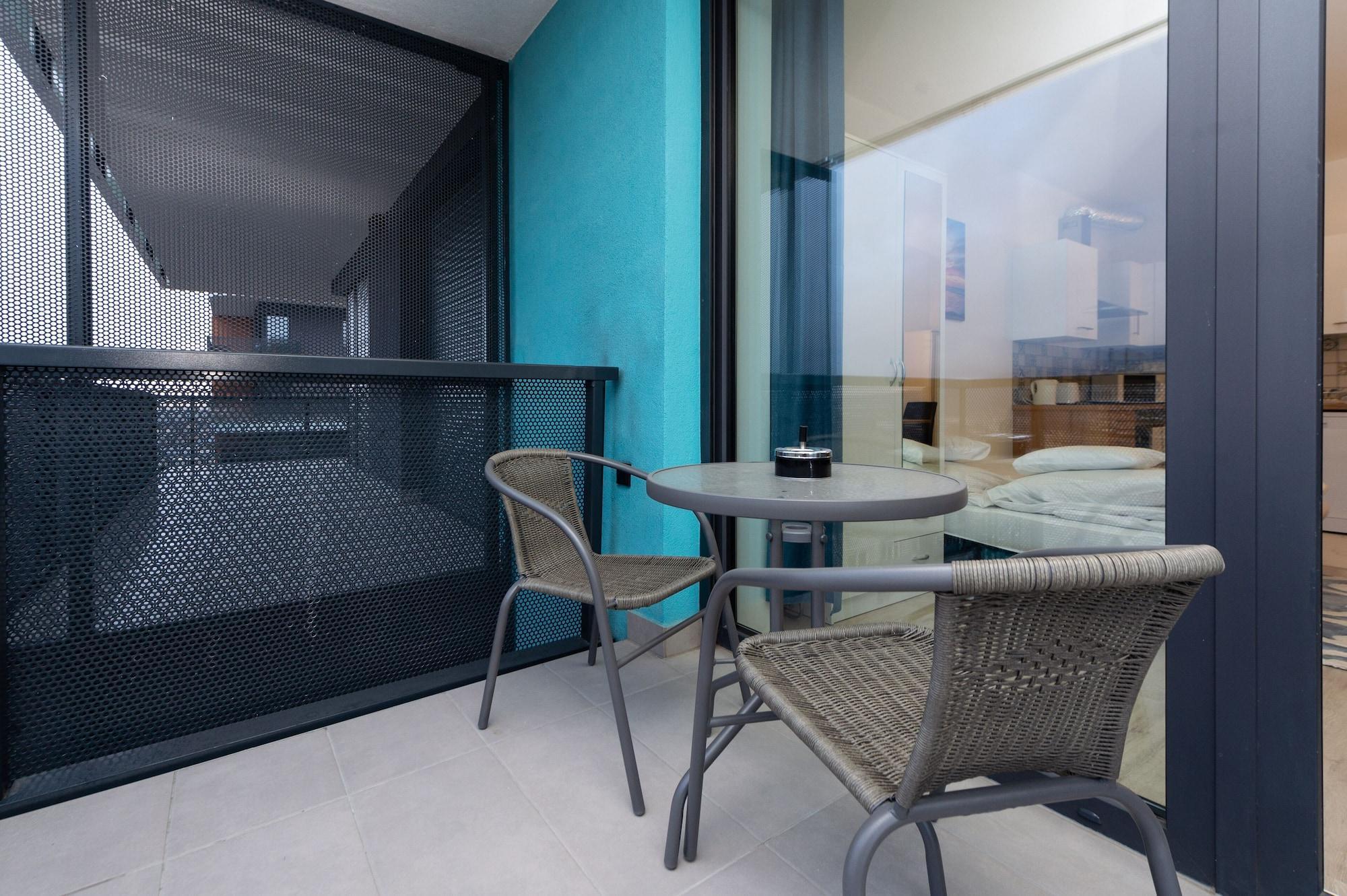 Vista Exterior WaterFront City Apartments by UrbanRent