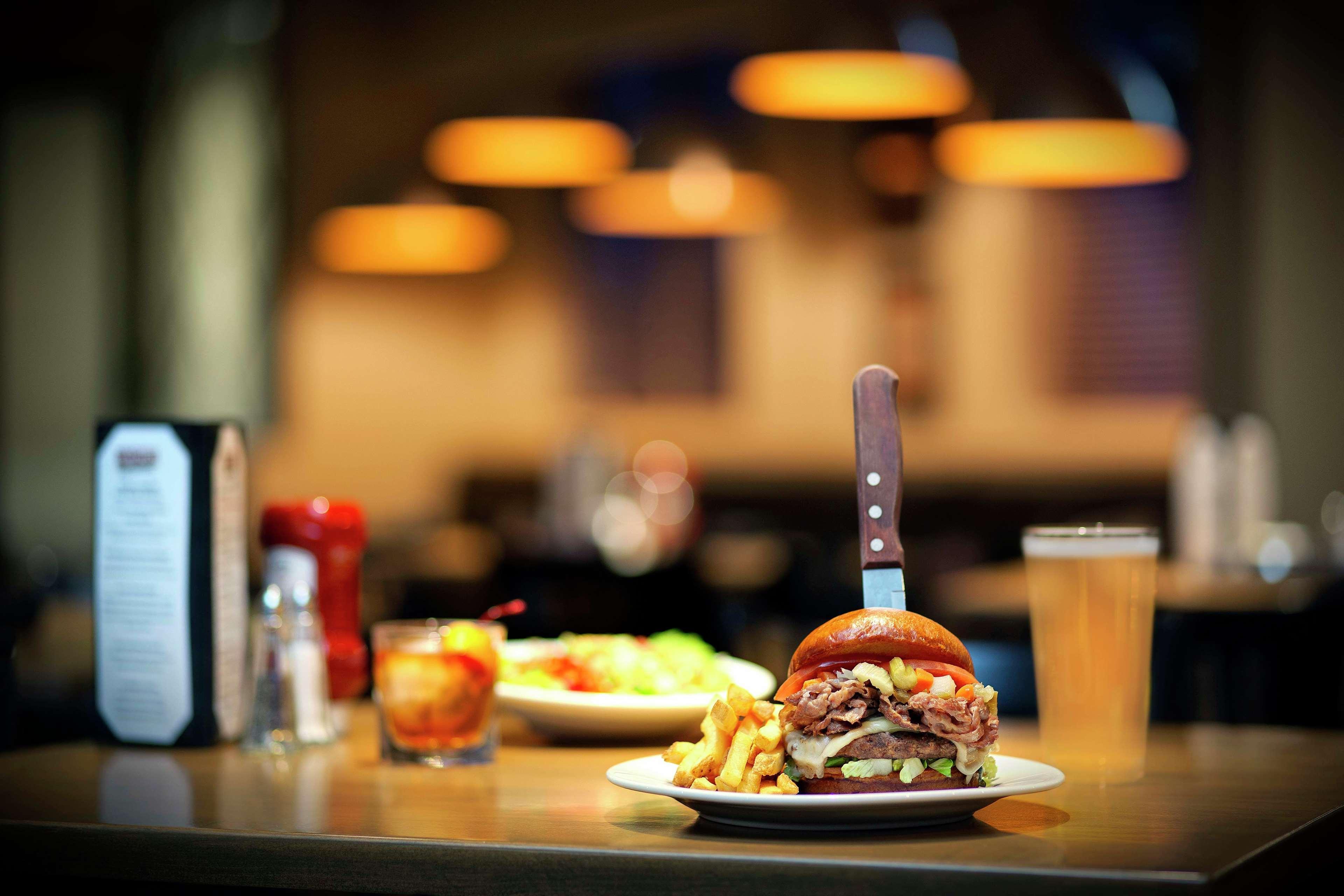 Restaurant DoubleTree by Hilton Chicago Midway Airport