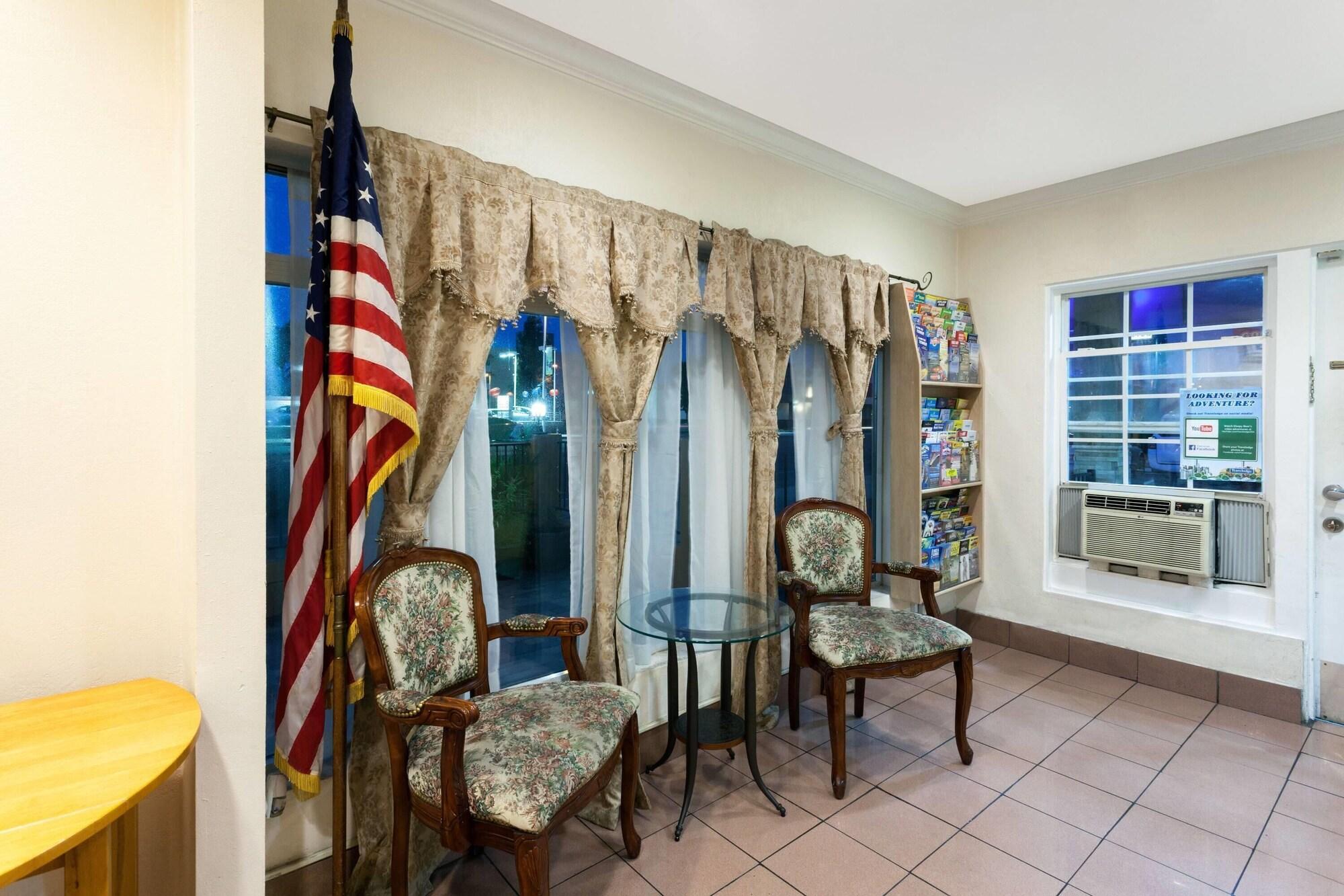 Vista Lobby Travelodge by Wyndham El Cajon