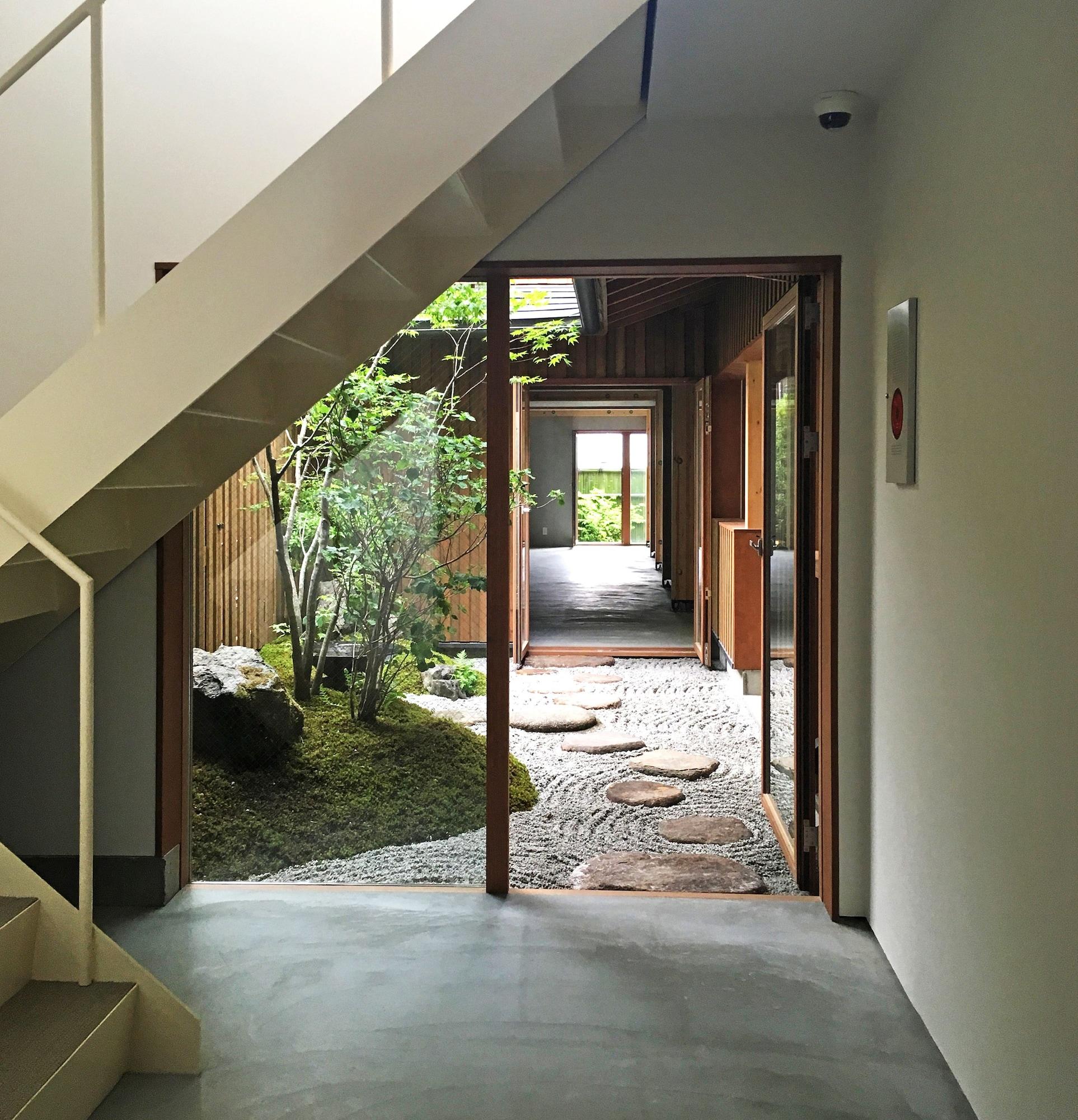 Varios utsuwa Designed Hostel