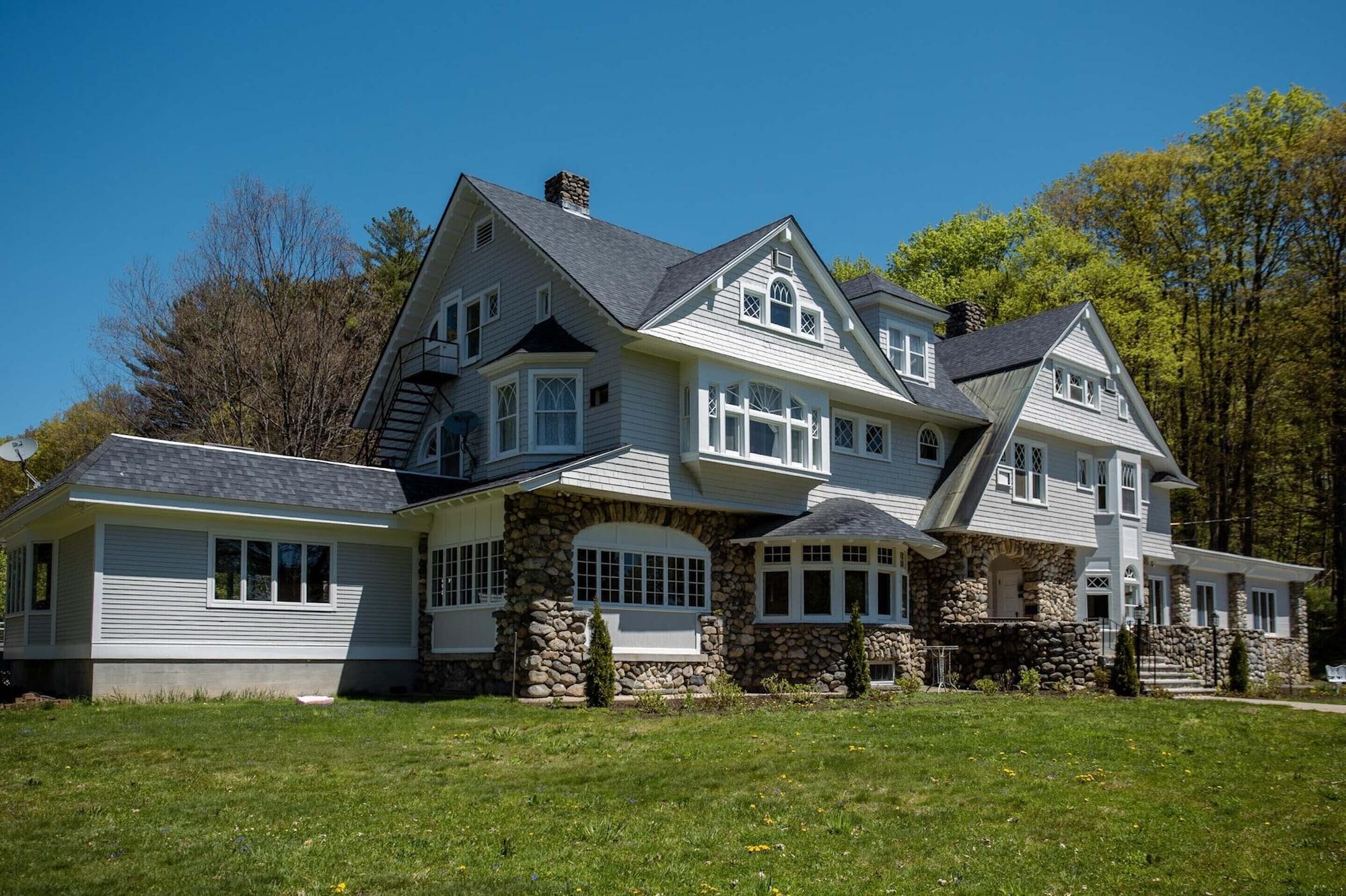 Varios The Hartness House