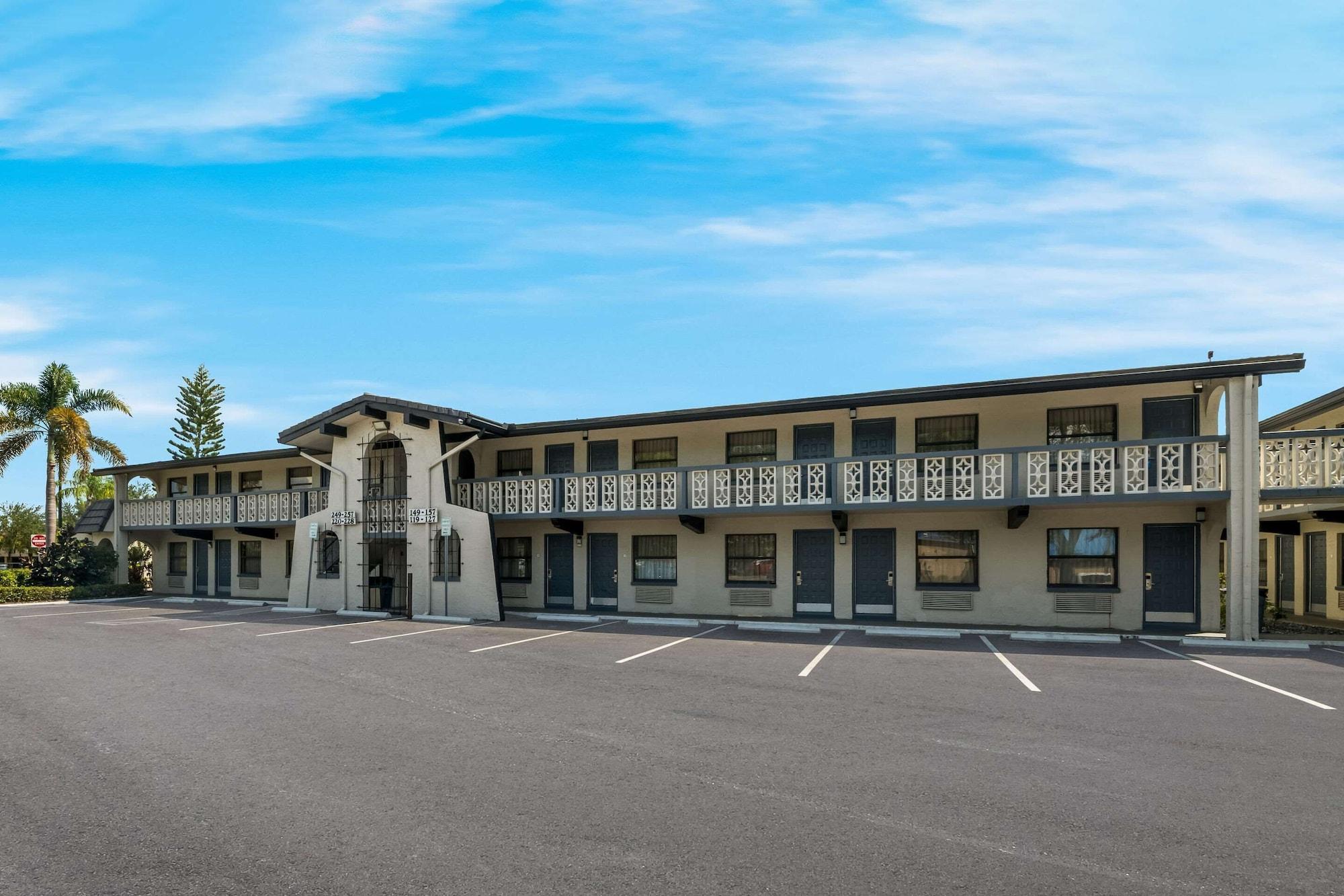 Vista Exterior Quality Inn & Suites Altamonte Springs Orlando-North