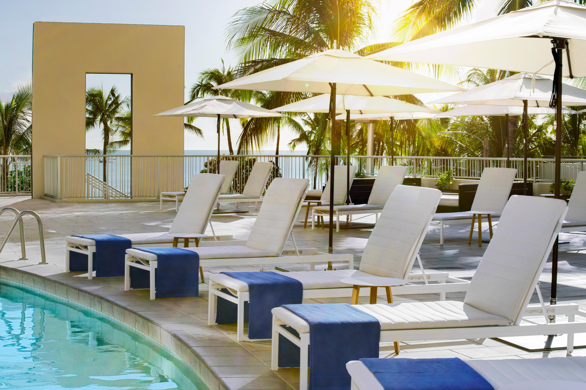 Vista da piscina The Twin Fin Hotel