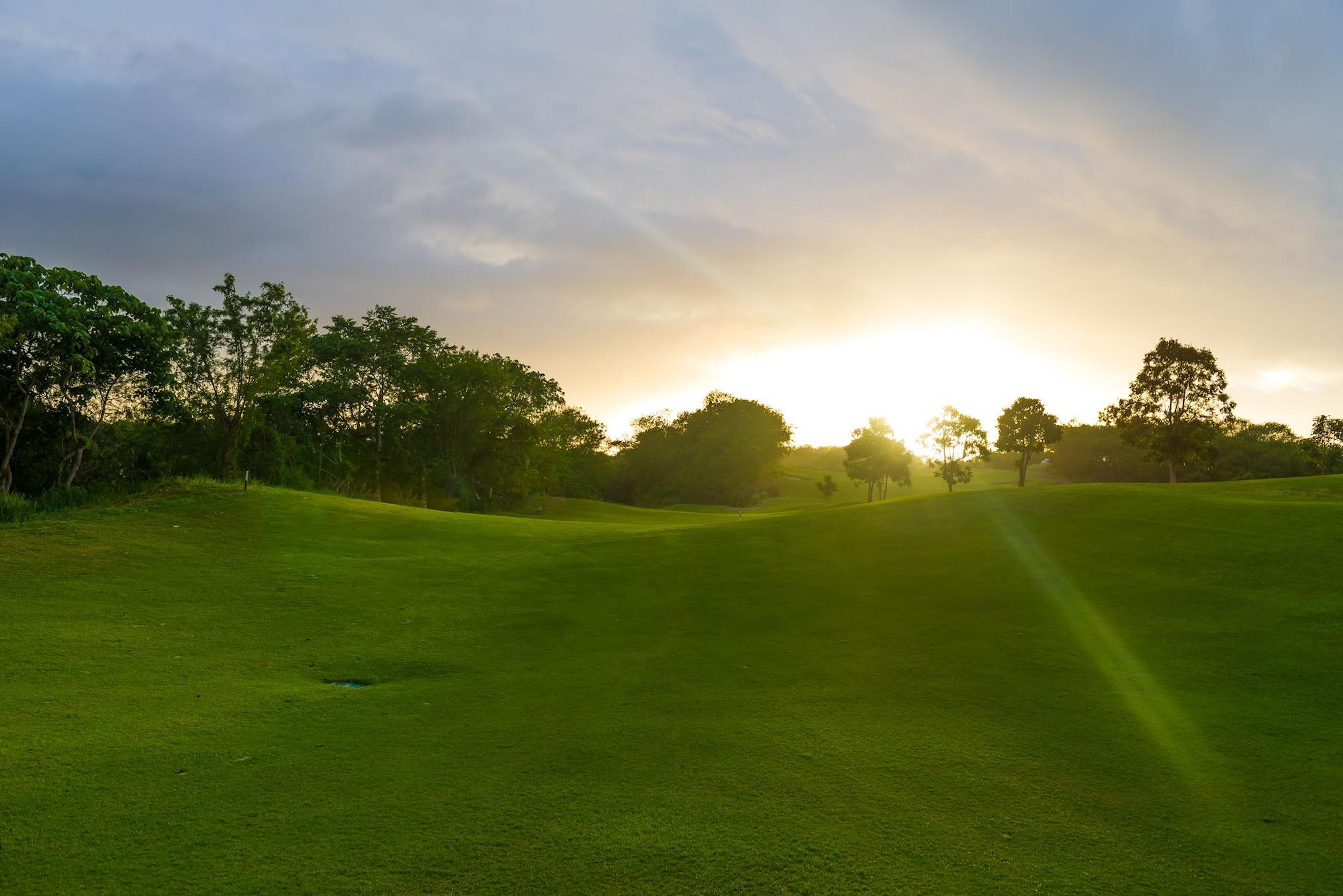 Campo de Golf Microtel by Wyndham South Forbes near Nuvali