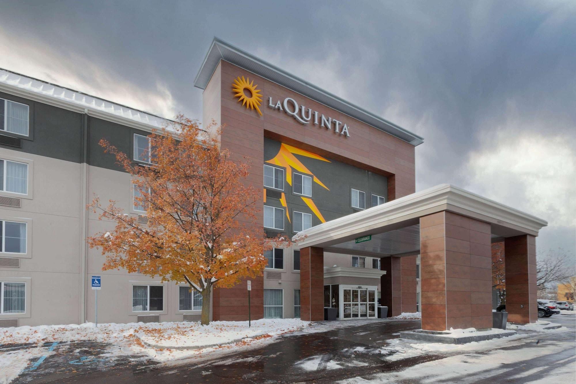 Vista Exterior La Quinta Inn & Suites by Wyndham Detroit Utica