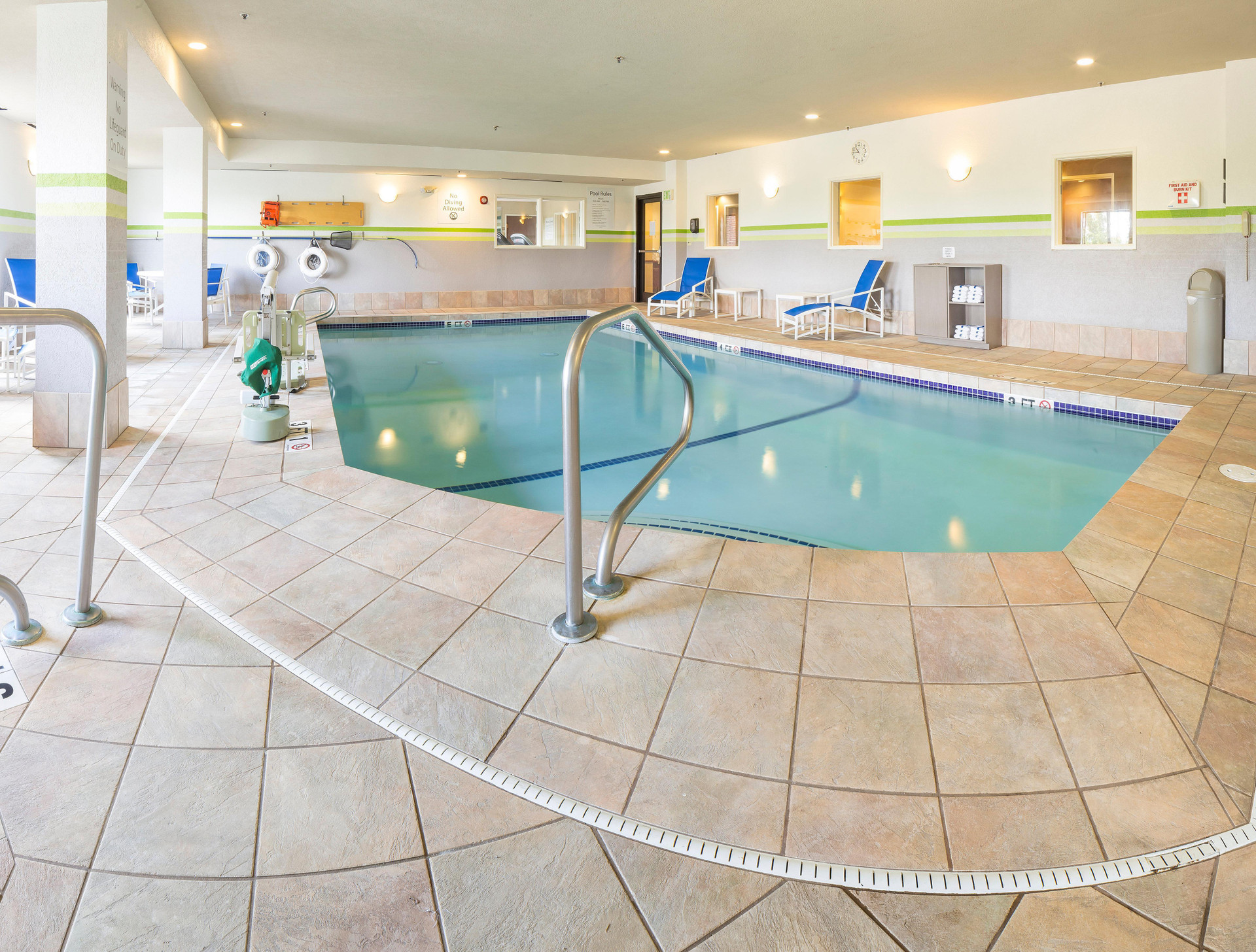 Vista Piscina Holiday Inn Express Hotel & Suites Manchester Airport by IHG