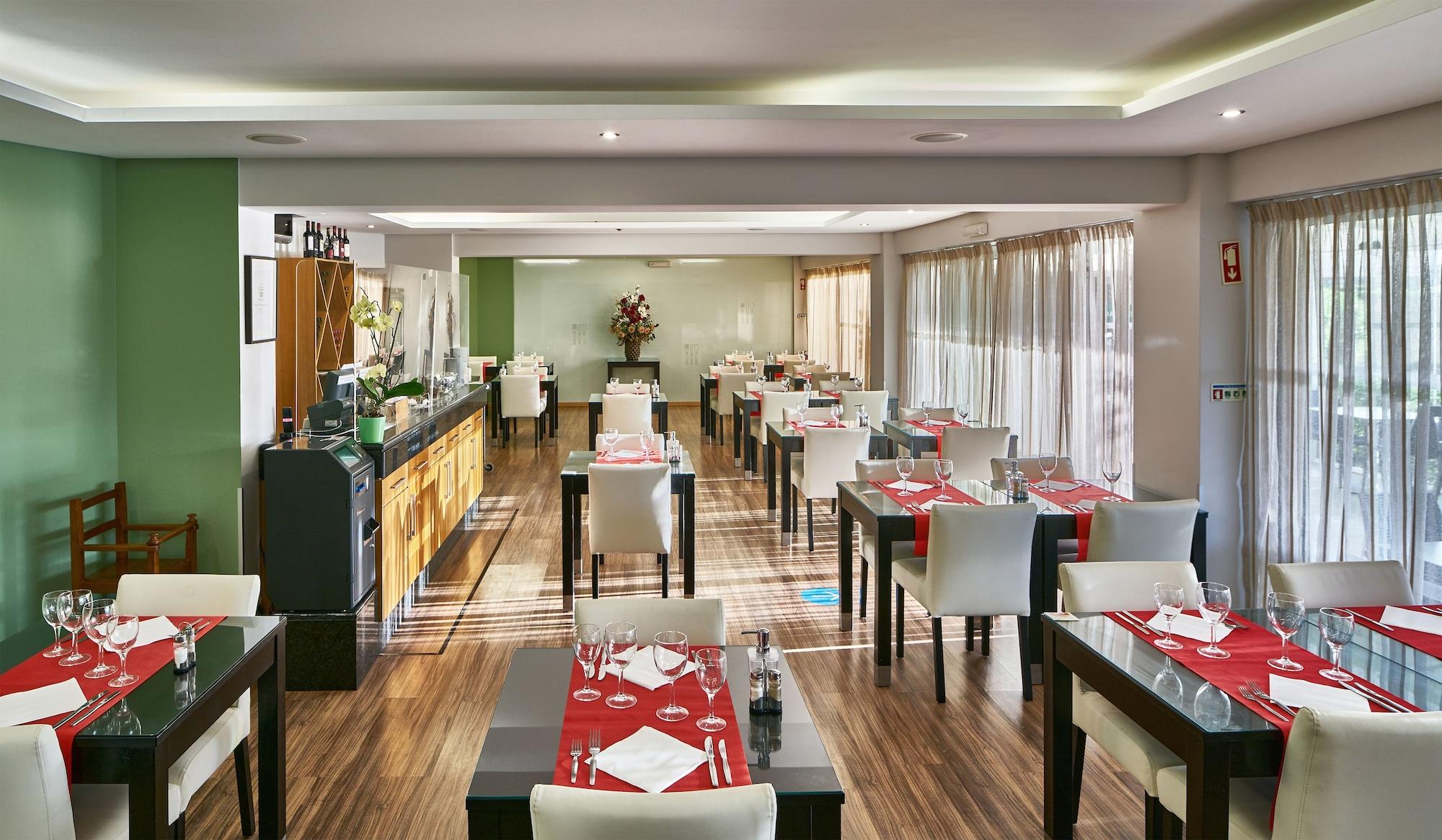 Restaurant Parque Mourabel- Pe Do Lago- Oasis Village