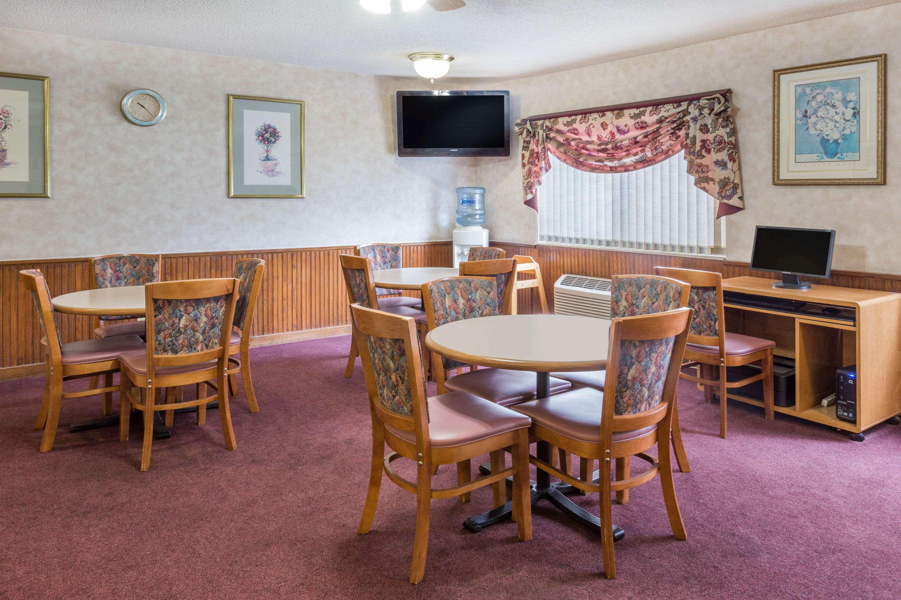 Restaurant Days Inn & Suites by Wyndham Davenport East
