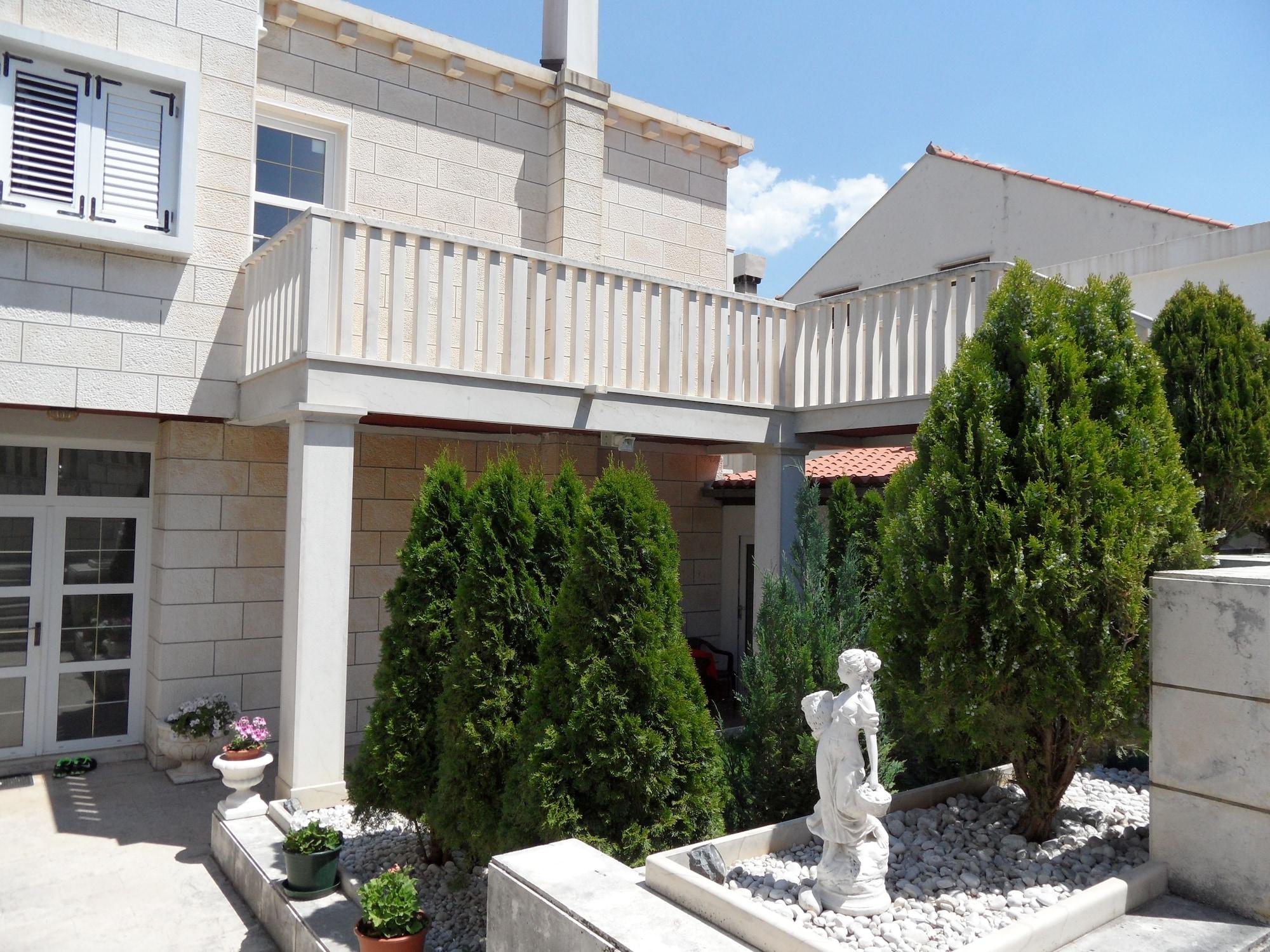 Varios Adria Apartments