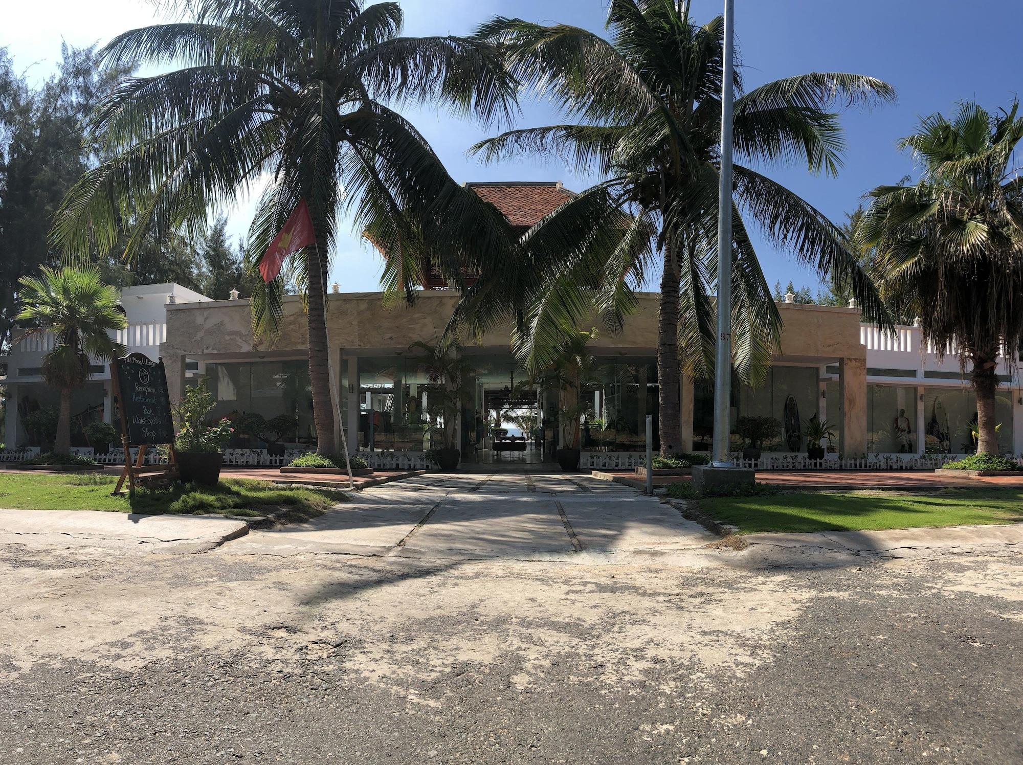 Vista Lobby Full Moon Village