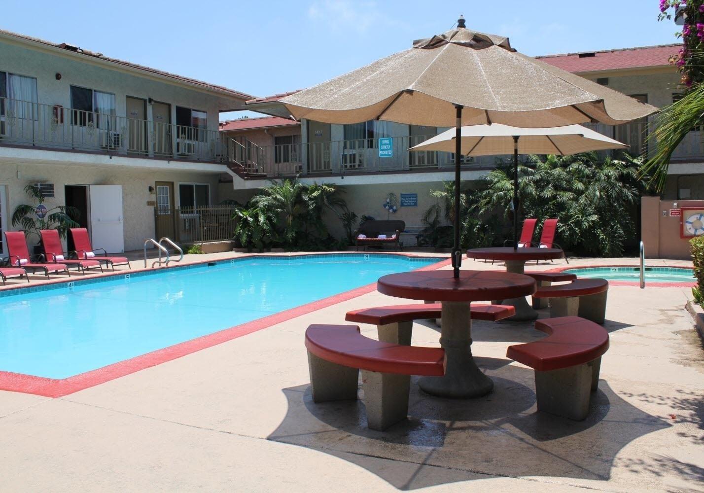 Vista Piscina California Suites Hotel