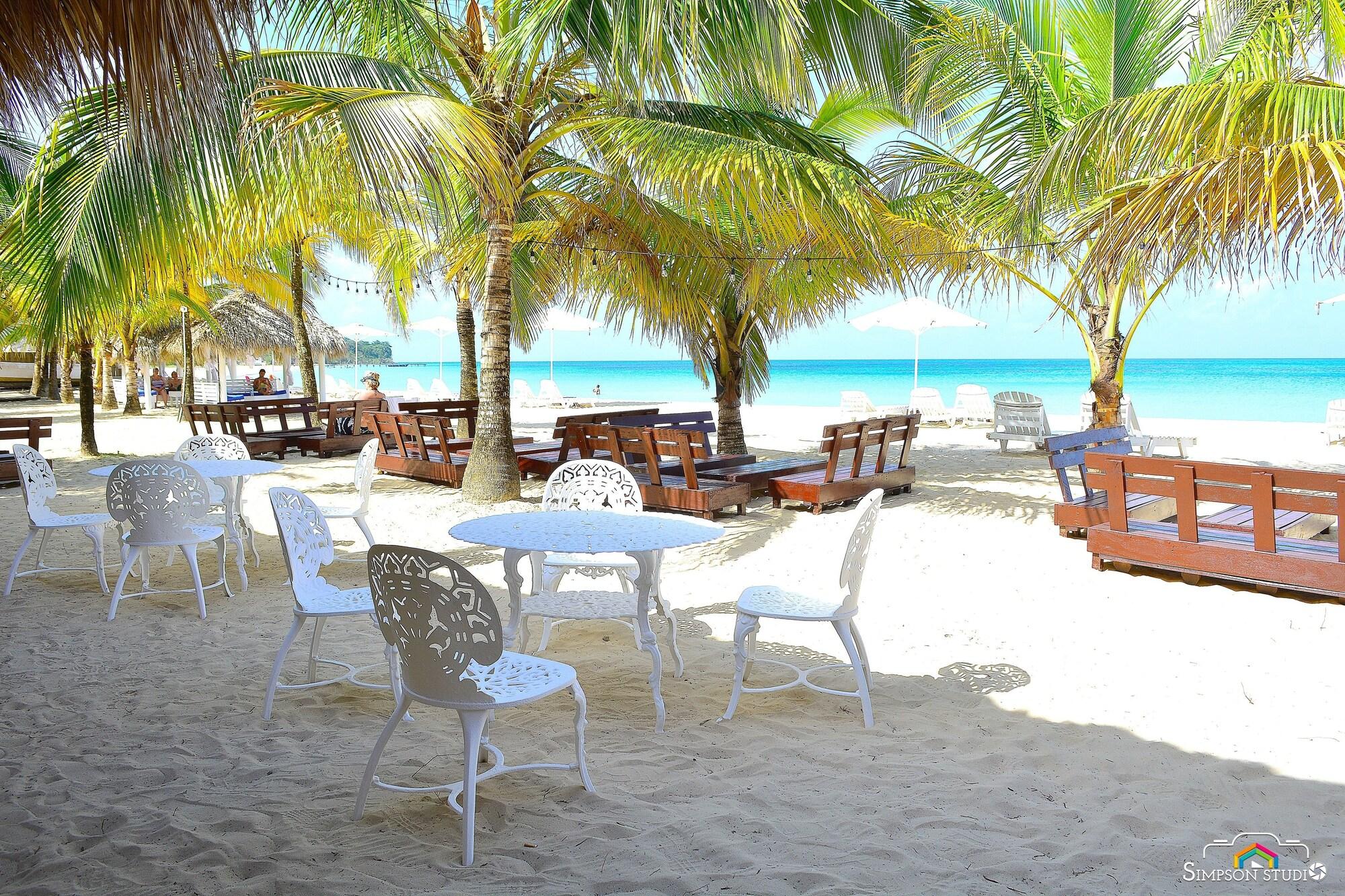 Playa Arenas Beach Hotel