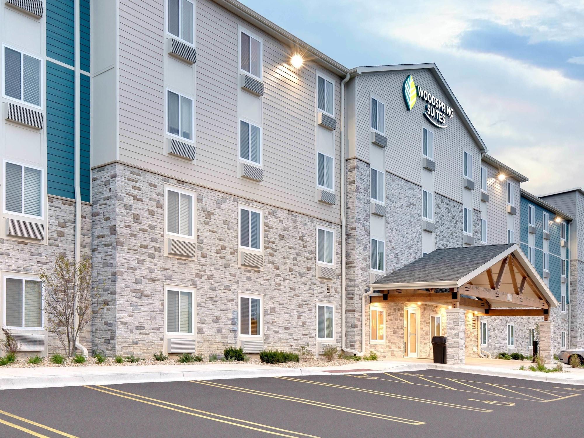 Vista Exterior WoodSpring Suites Chicago Darien