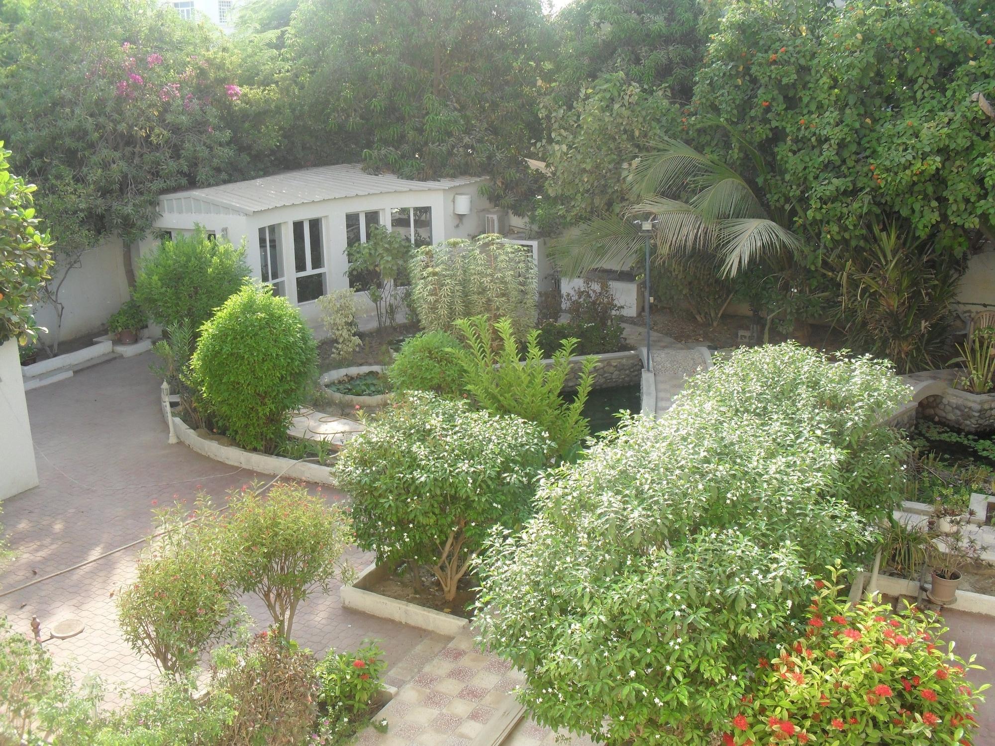 Vista Exterior Garden Roomz Oman