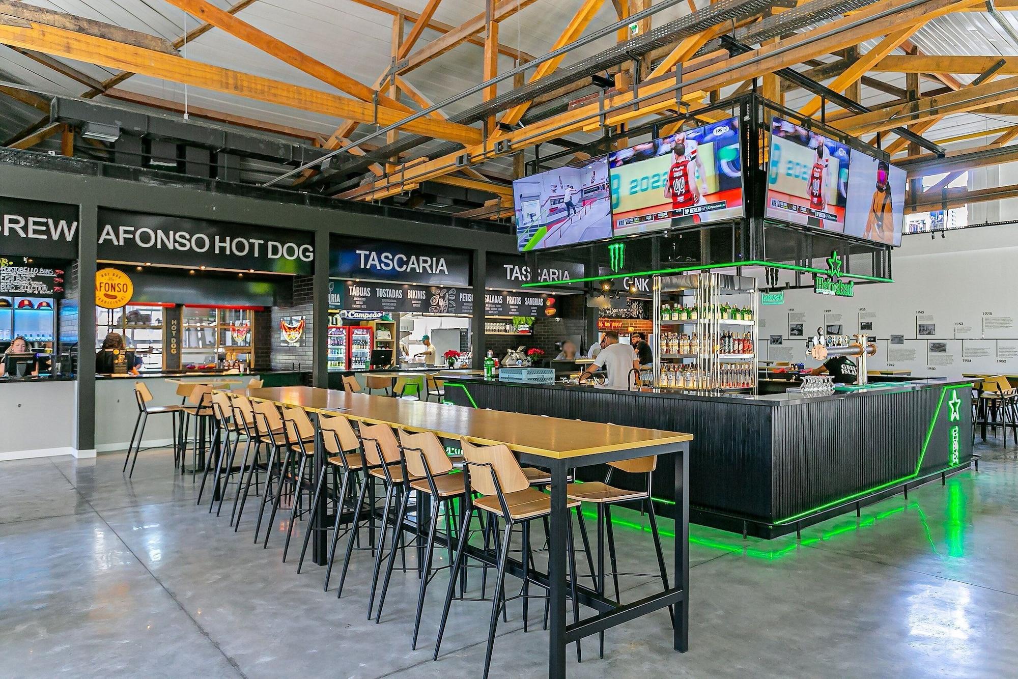 Bar/Salón Studios Tower by Viva - Prédio com piscina no rooftop no centro de Floripa