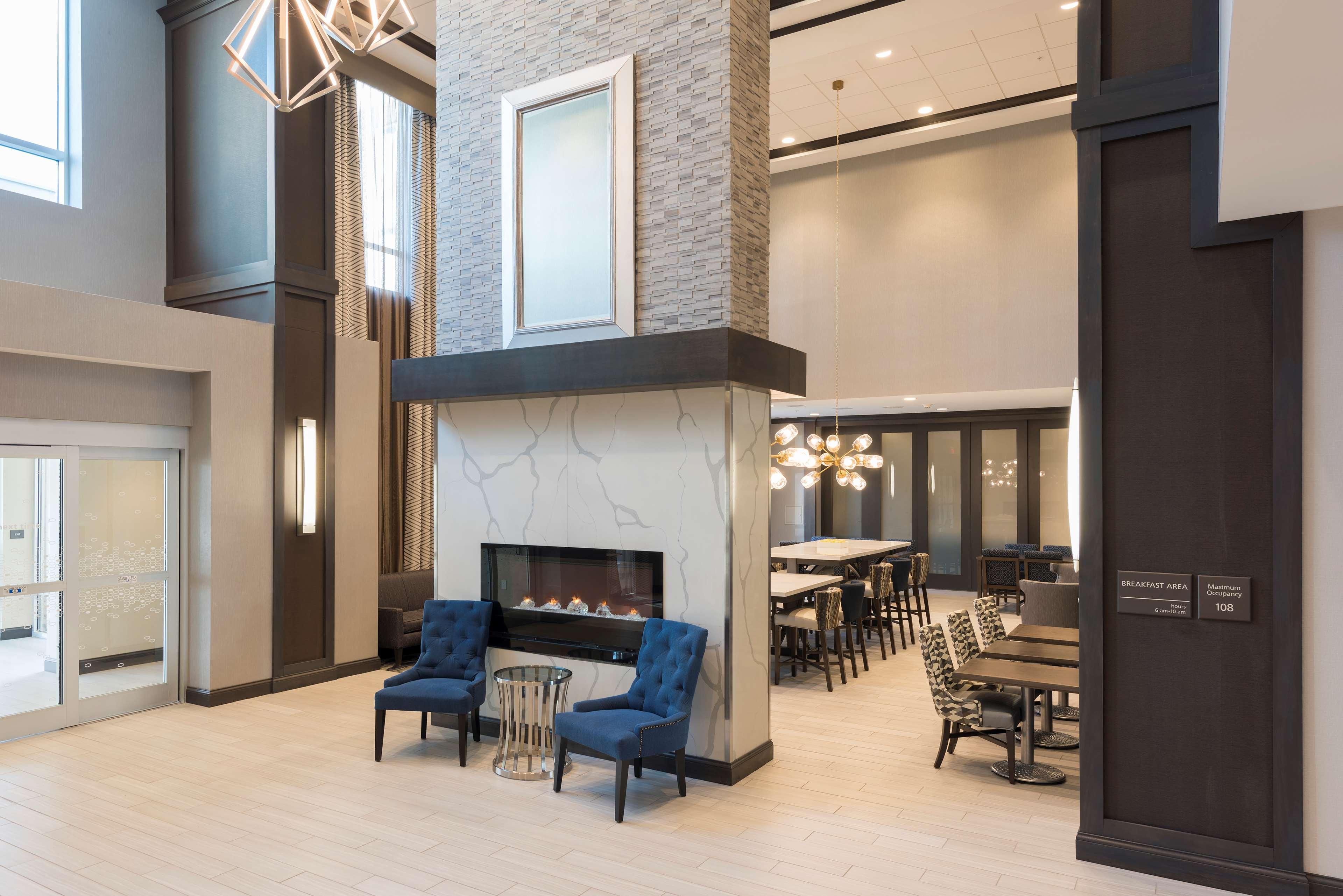 Vista Lobby Hampton  Inn & Suites Indianapolis-Keystone