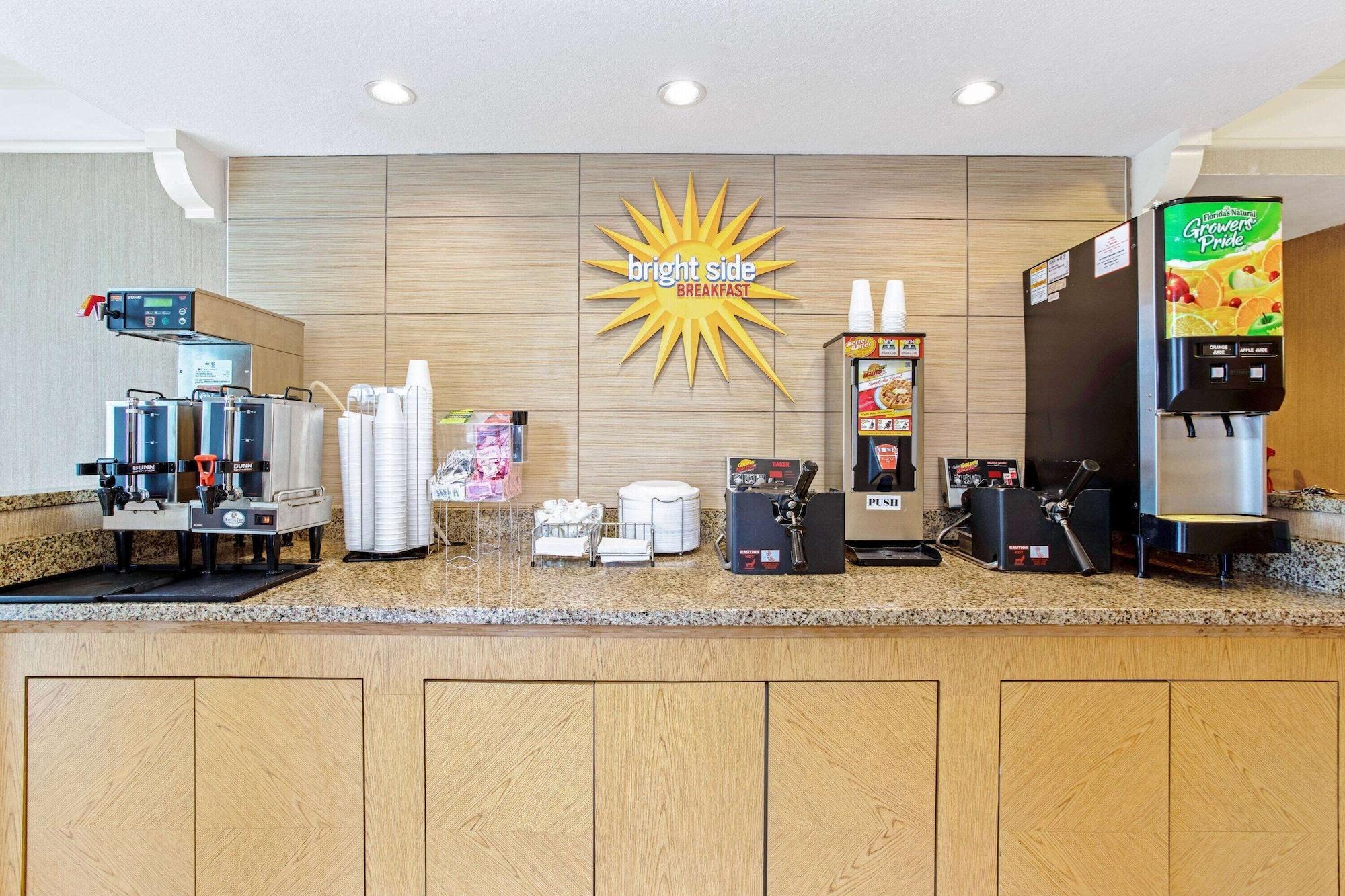 Restaurant La Quinta Inn by Wyndham Orlando Airport West