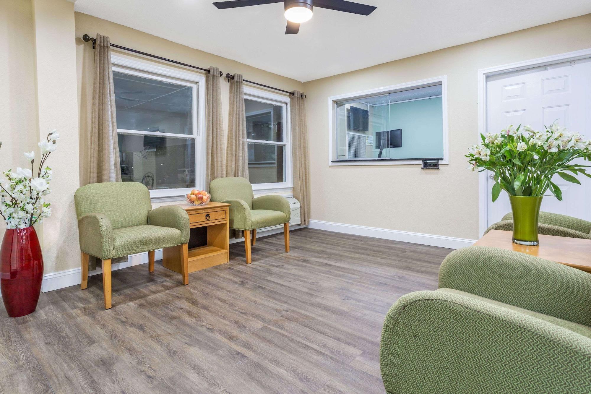 Vista Lobby Super 8 by Wyndham Manning