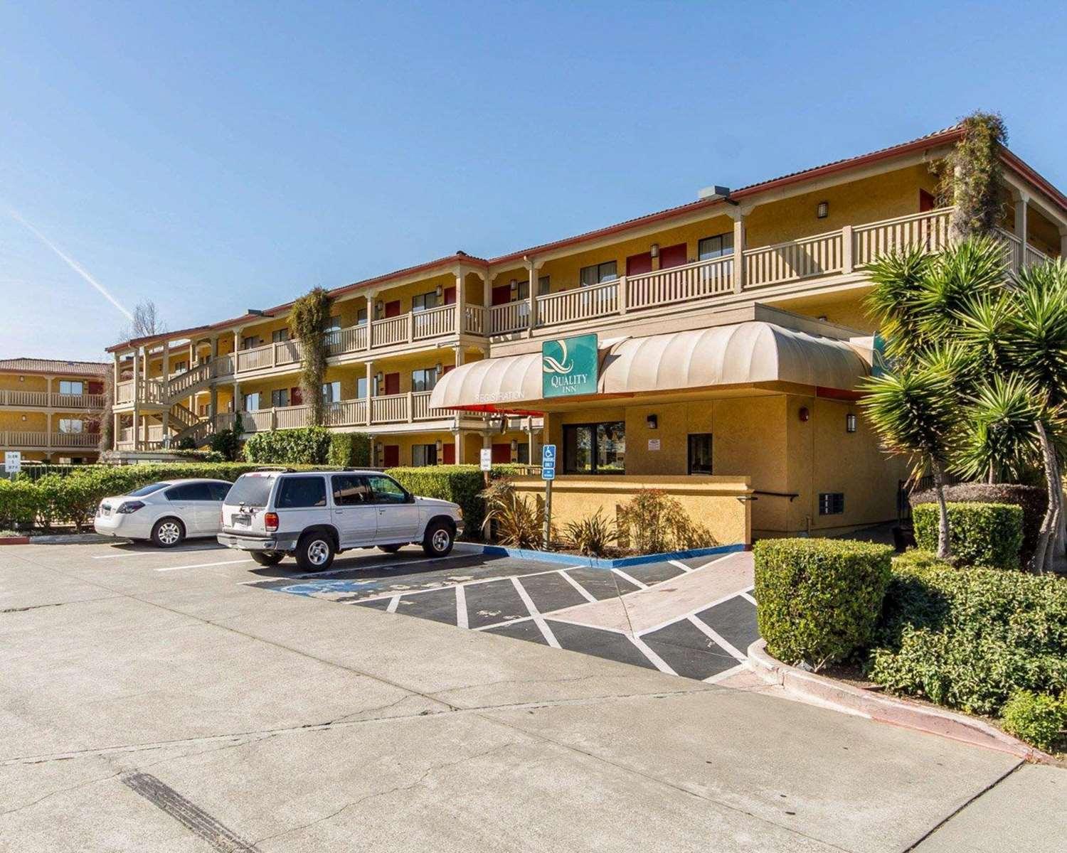 Vista Exterior Quality Inn Oakland Airport