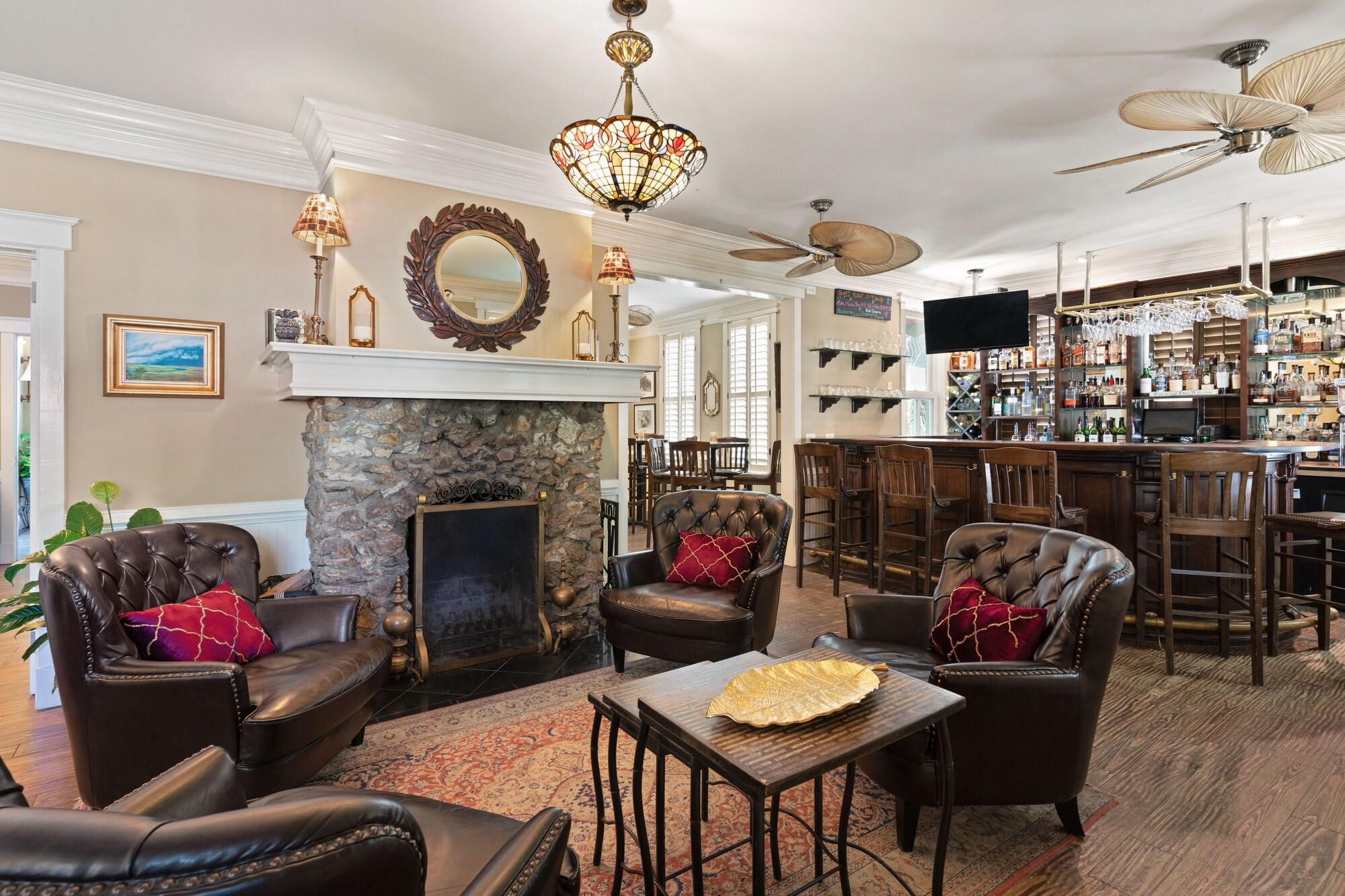 Vista Lobby Village Inn and Pub - Adults Only