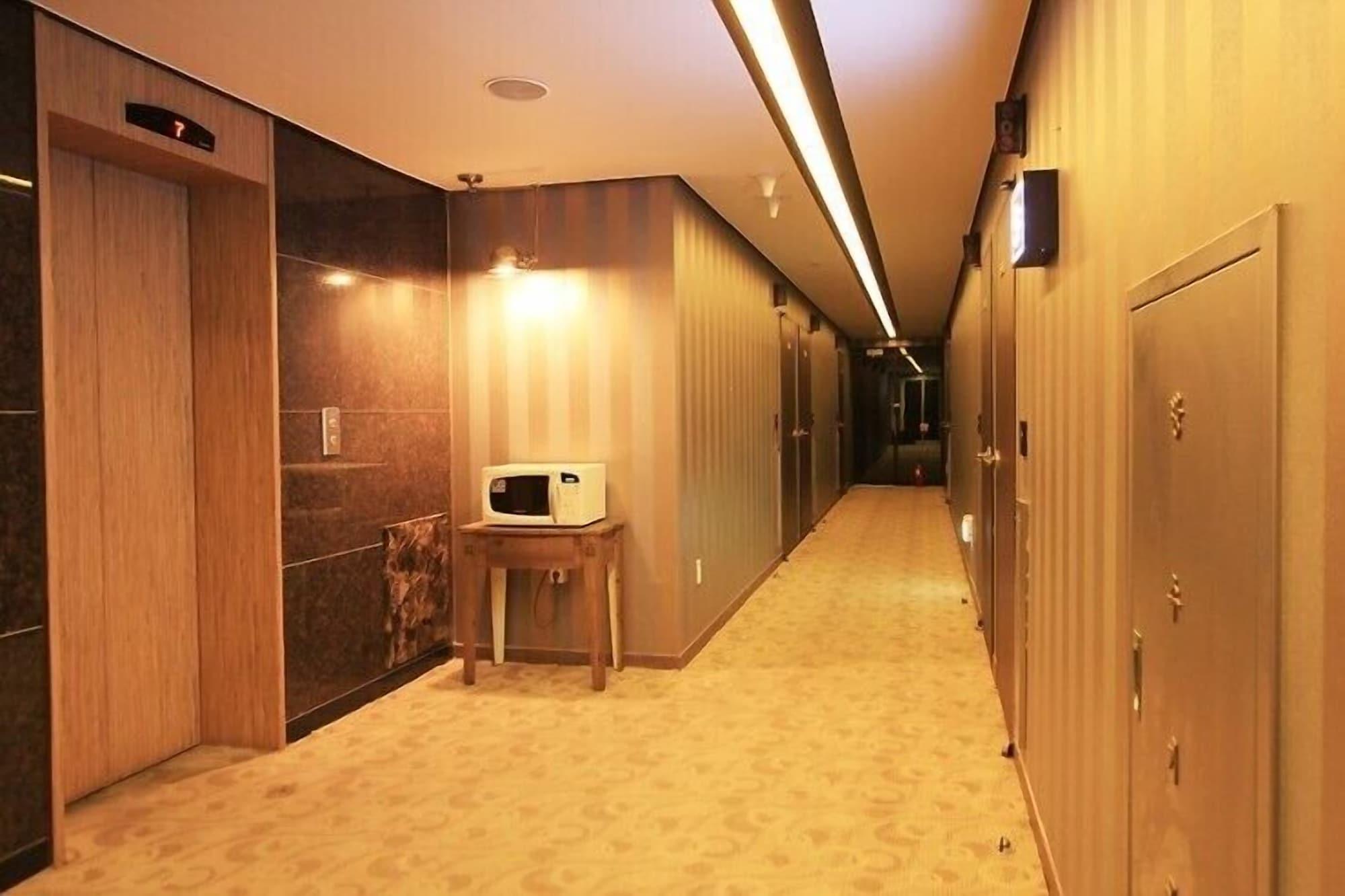 Varios Chakan Hotel