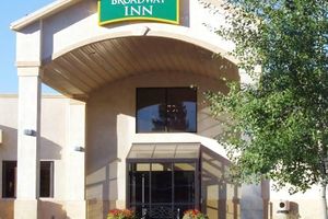 Alojamiento - Broadway Inn Conference Center