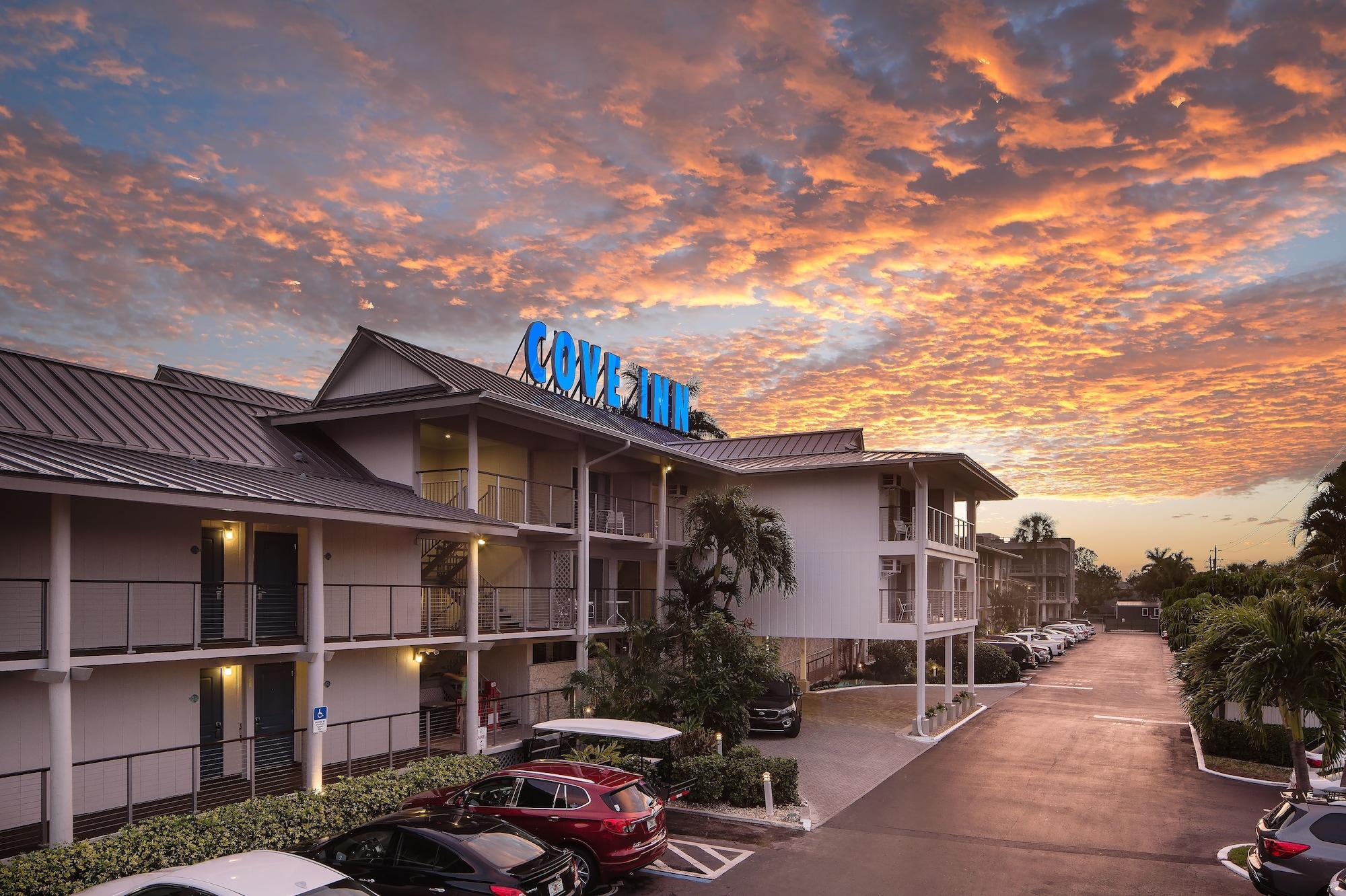 Vista Exterior Cove Inn on Naples Bay