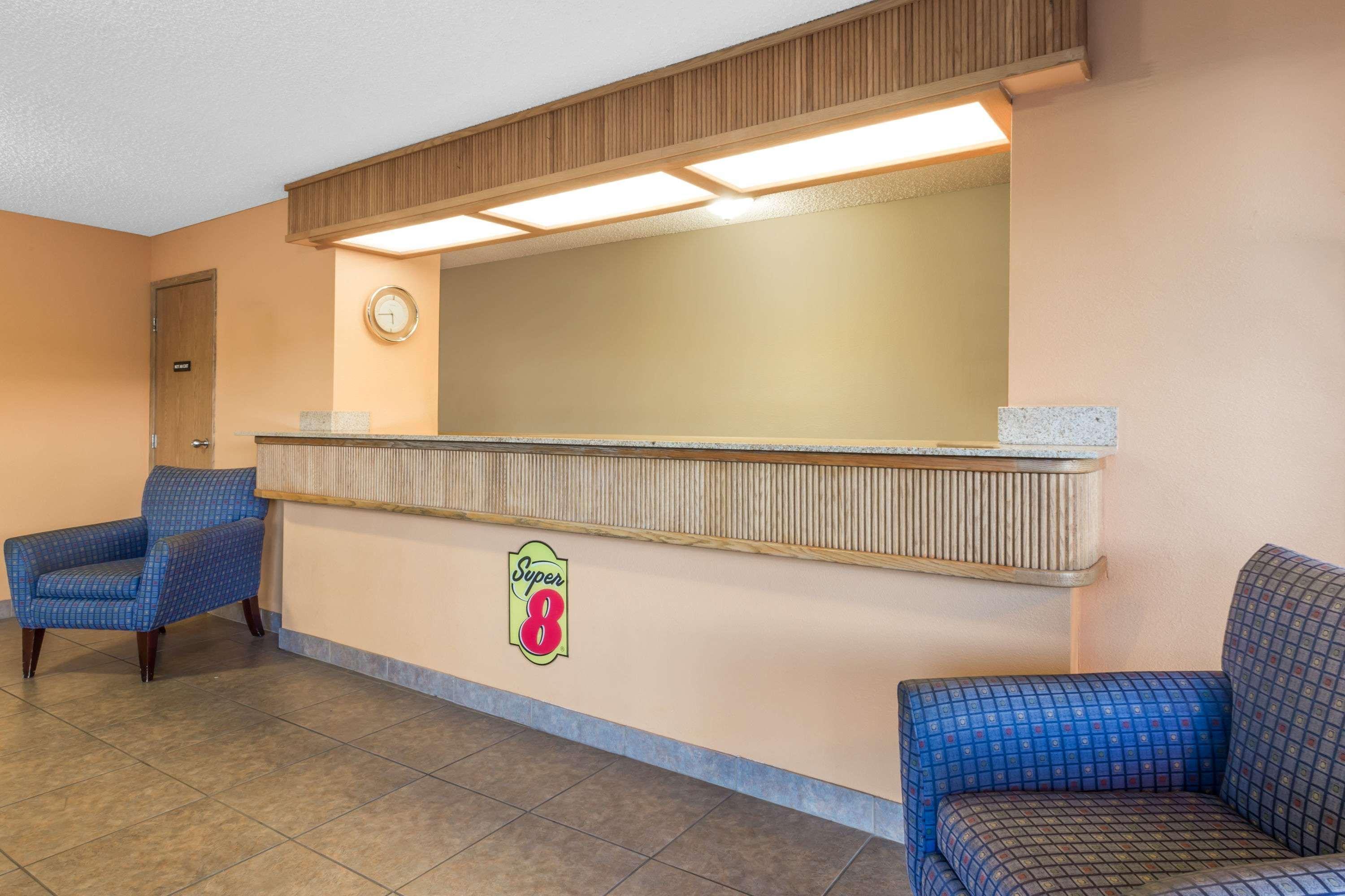 Vista Lobby Super 8 by Wyndham LaGrande