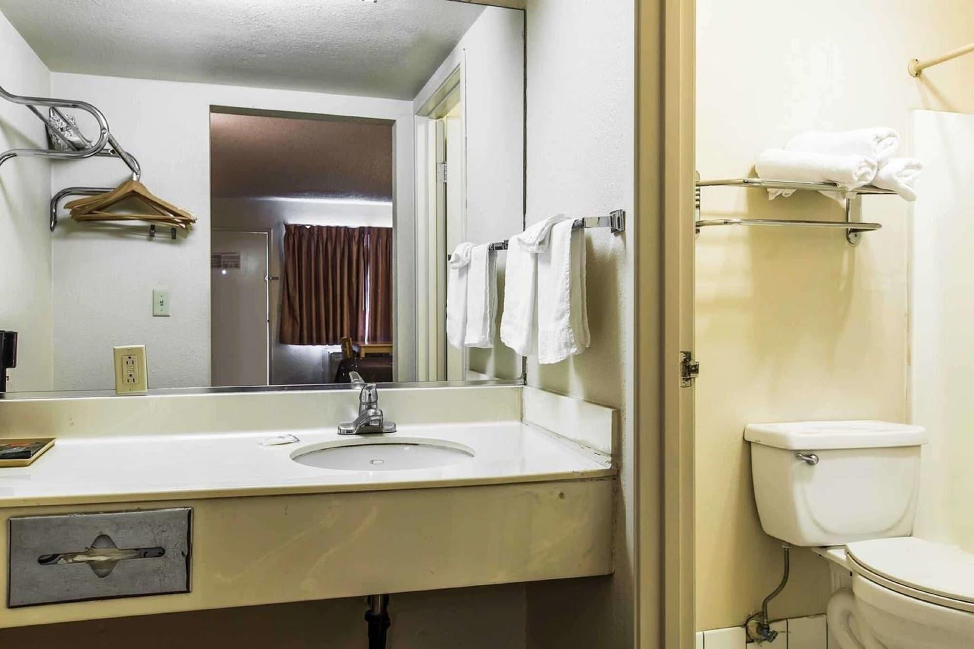 Equipamiento de Habitación Rodeway Inn Ontario Airport Mills