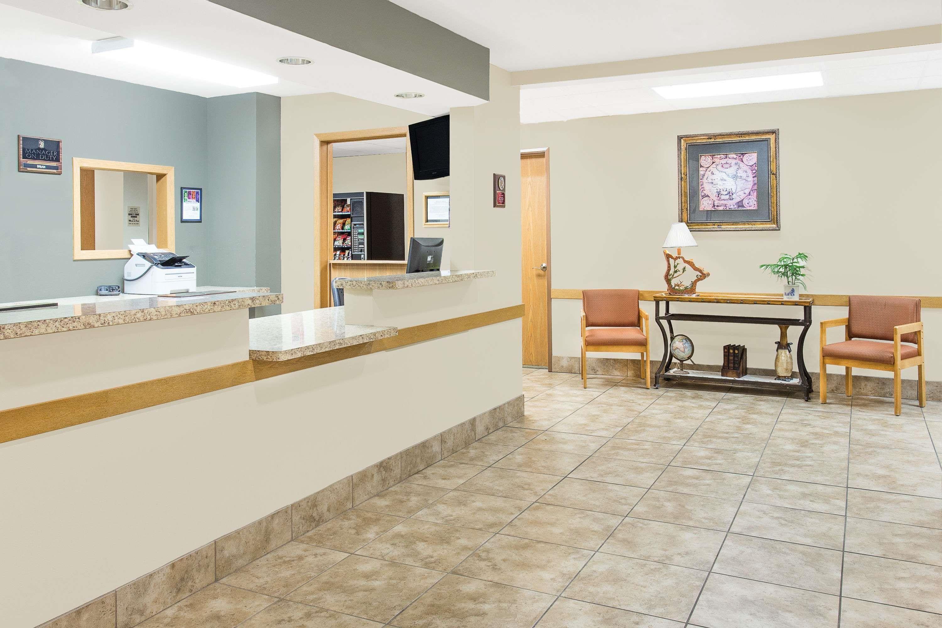 Vista Lobby Super 8 by Wyndham Darlington