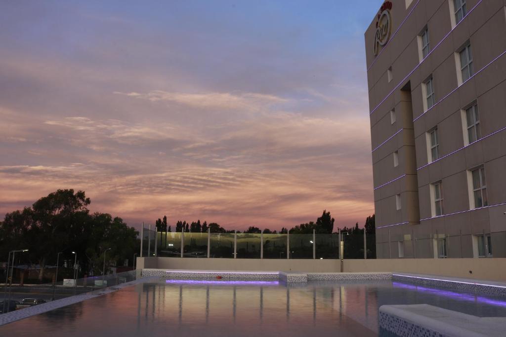 Vista da piscina HOTEL CASINO DEL RIO | VIEDMA