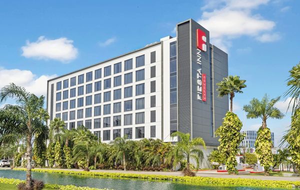 Fiesta Inn Express Cancún Cumbres - Hoteles cerca del Aeropuerto de Cancún