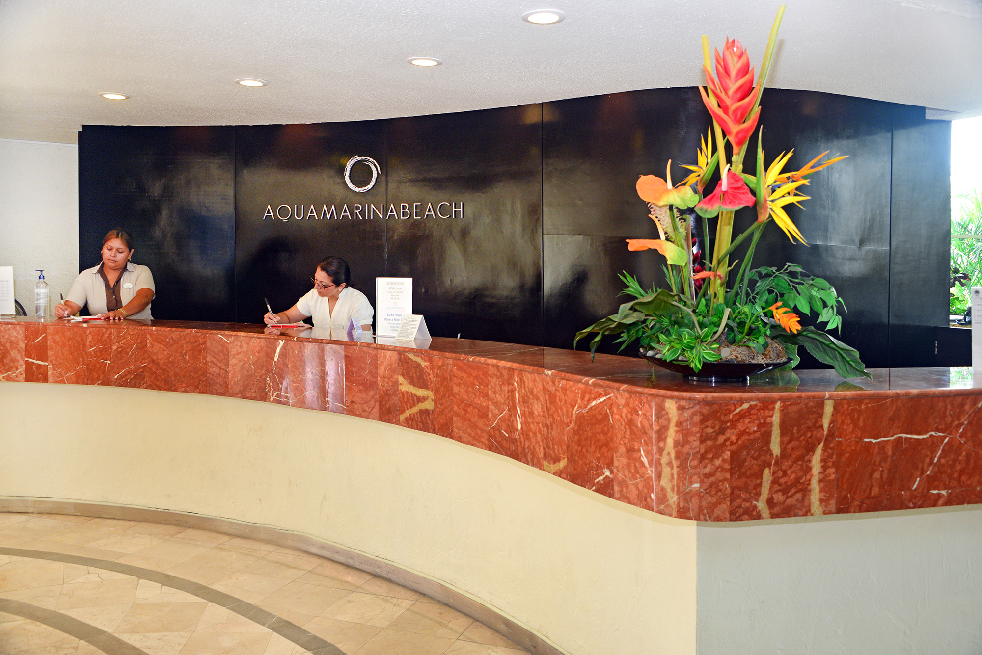 Vista Lobby Aquamarina Beach Hotel