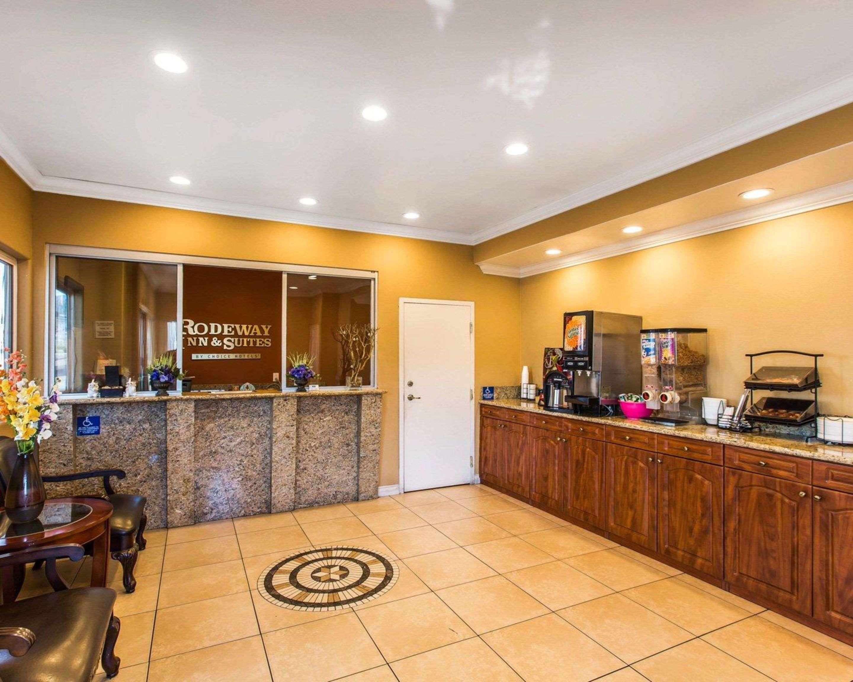 Vista Lobby Rodeway Inn & Suites Corona