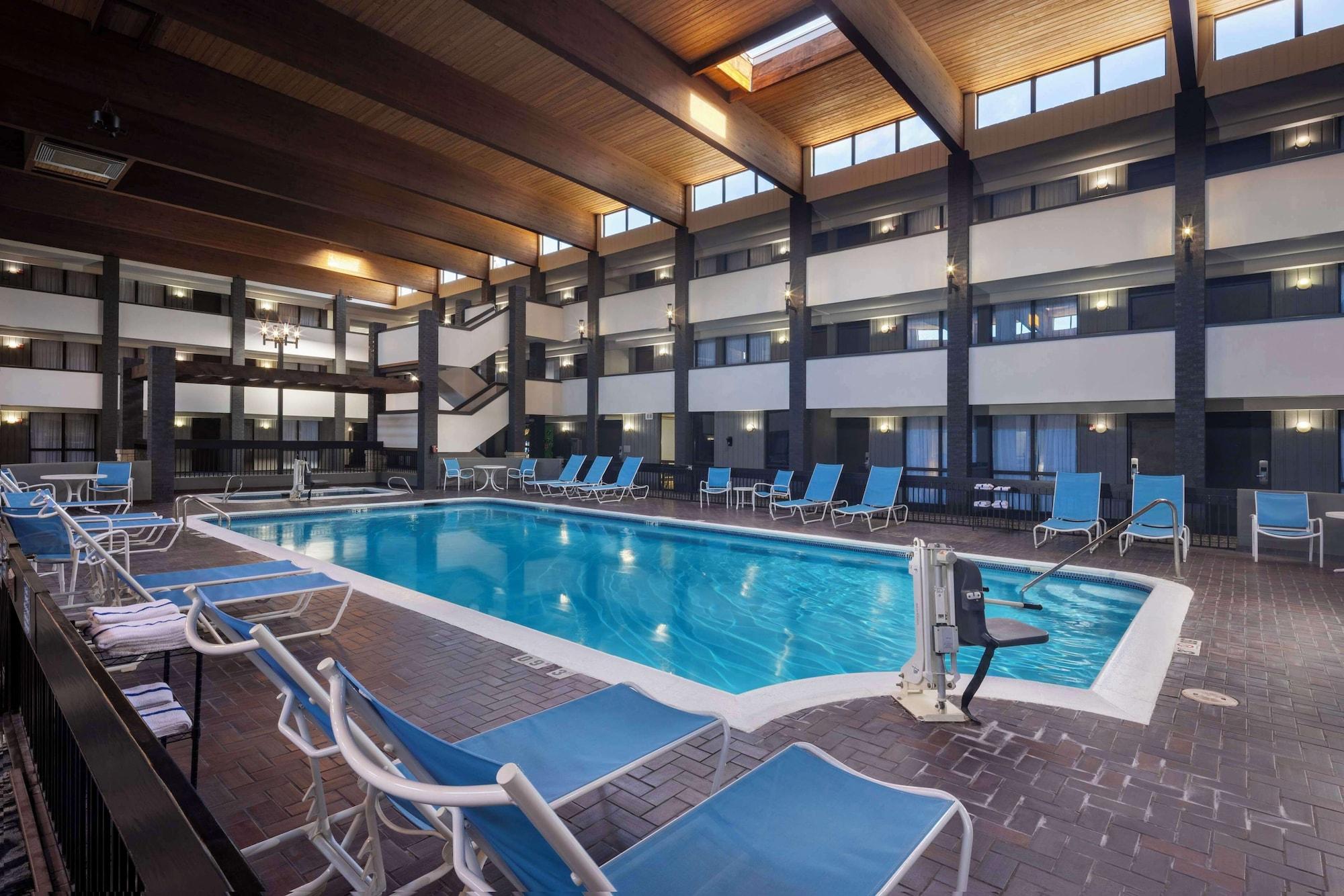 Vista Piscina DoubleTree by Hilton Manhattan, KS