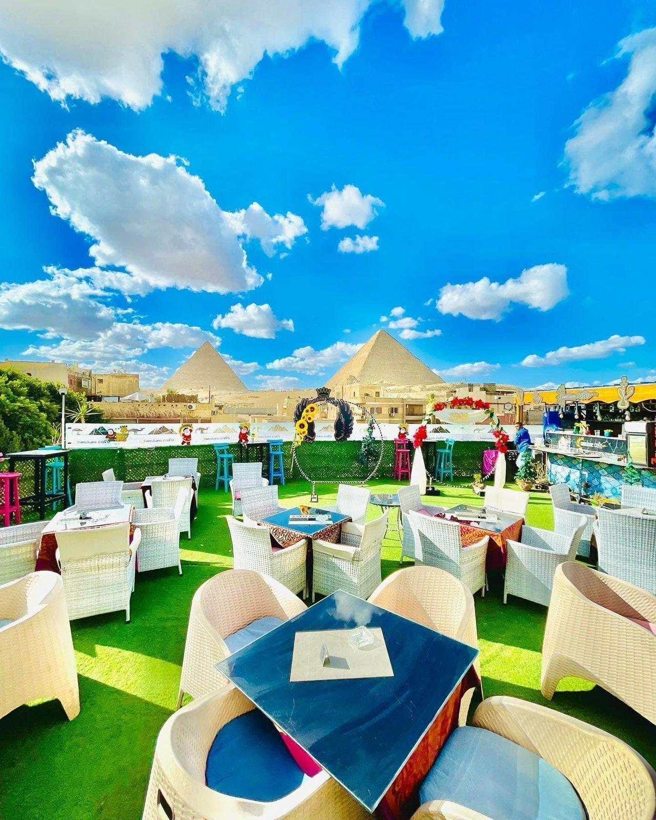 Vista Exterior Flower Pyramids Inn